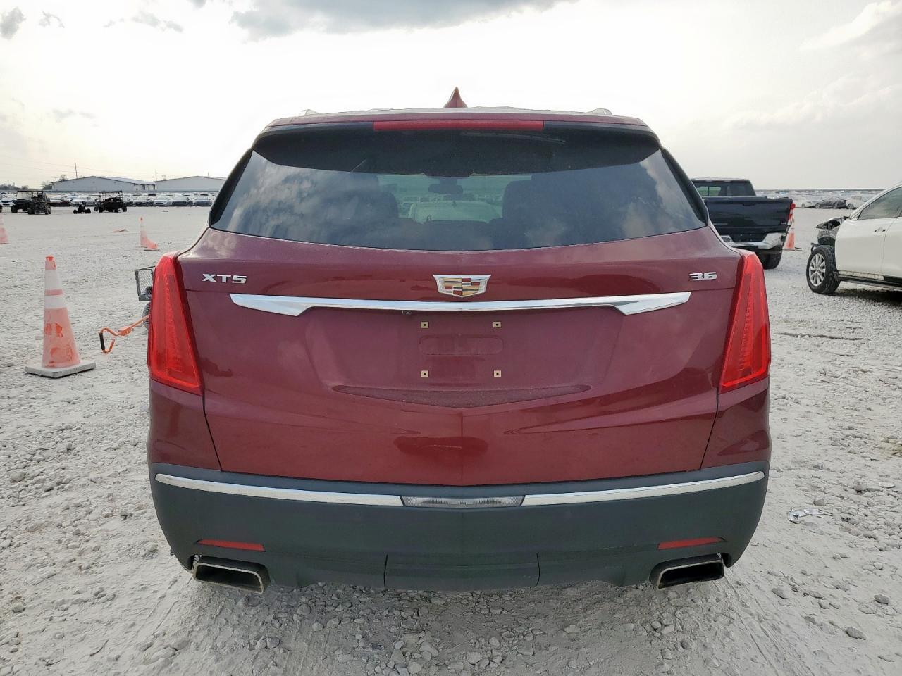 2017 Cadillac Xt5 Luxury VIN: 1GYKNBRS2HZ107868 Lot: 93394475