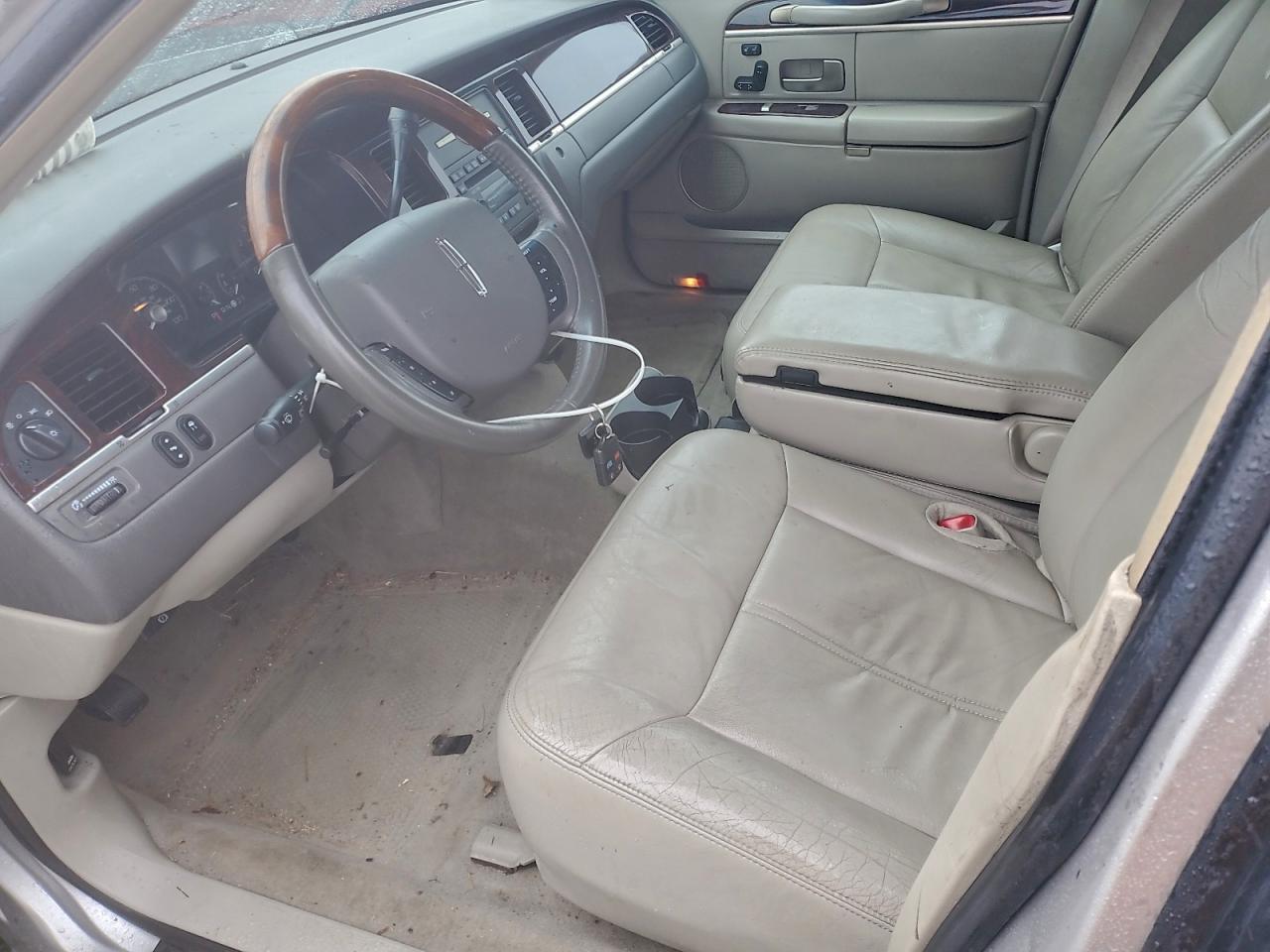 2009 Lincoln Town Car Signature Limited VIN: 2LNHM82V89X635802 Lot: 94143055