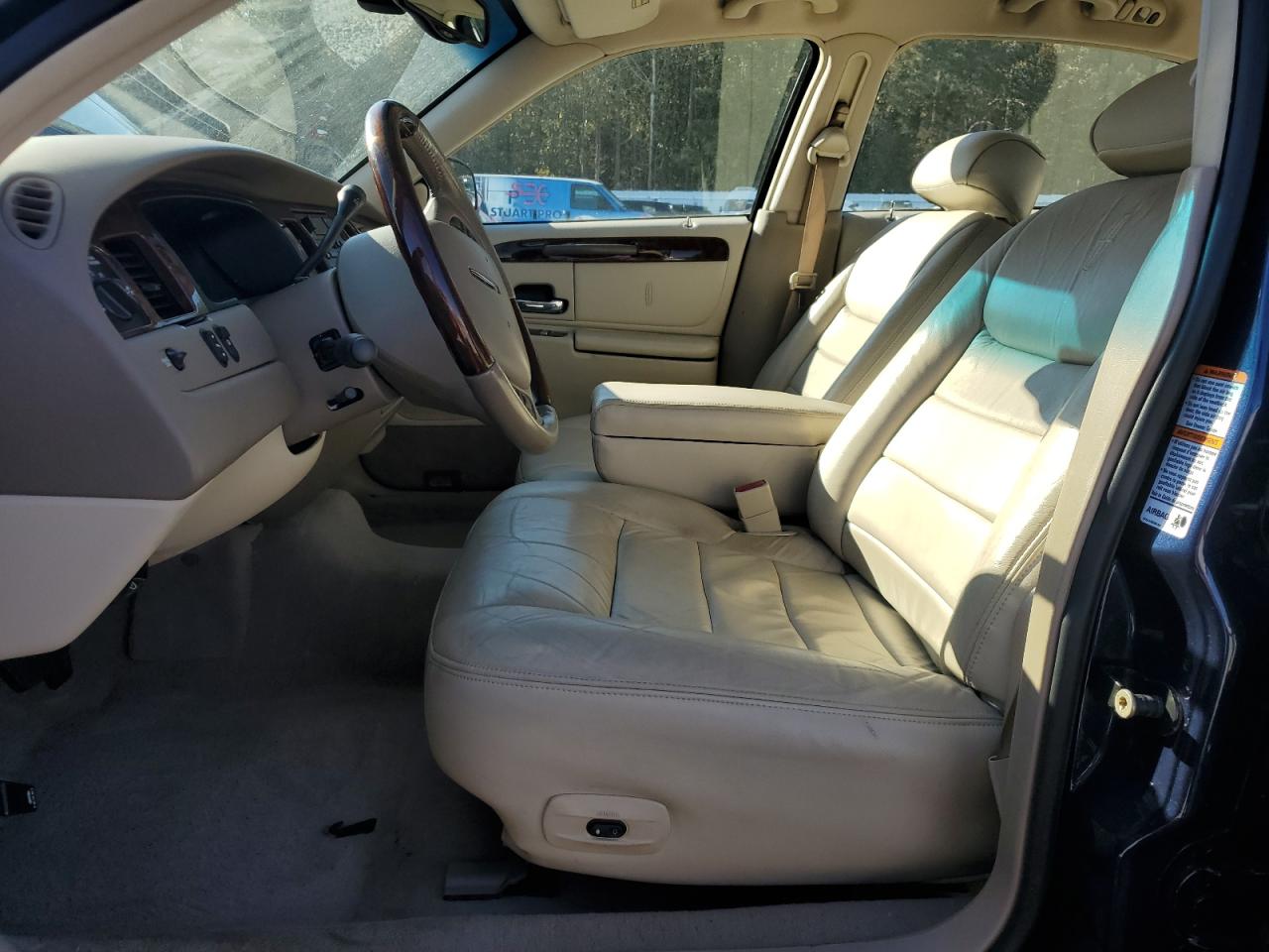 2002 Lincoln Town Car Signature VIN: 1LNHM82W02Y615865 Lot: 91228635