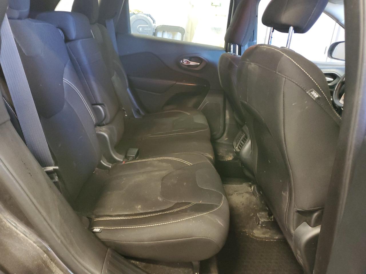 2015 Jeep Cherokee Latitude VIN: 1C4PJMCS8FW635845 Lot: 92516405