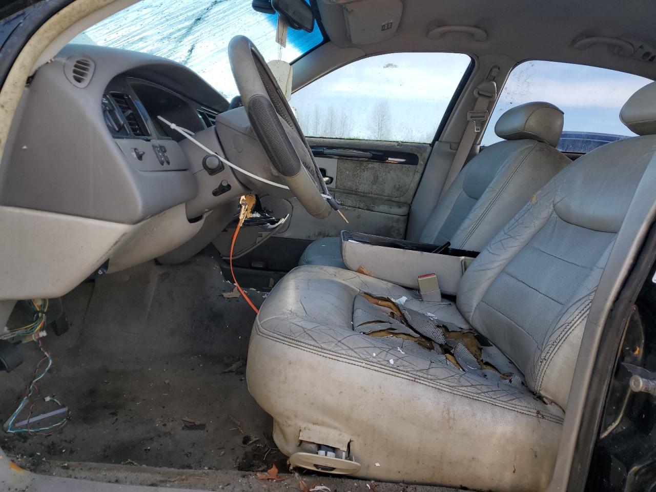 2000 Lincoln Town Car Signature VIN: 1LNHM82W02Y658490 Lot: 93503005