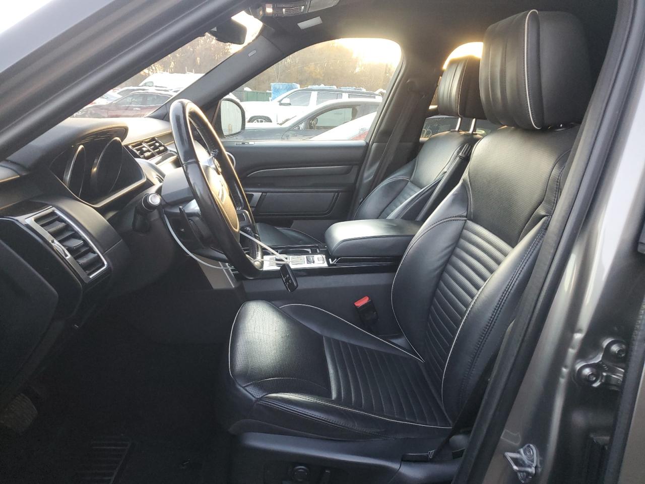 2017 Land Rover Discovery Hse Luxury VIN: SALRHBBKXHA018675 Lot: 90995785