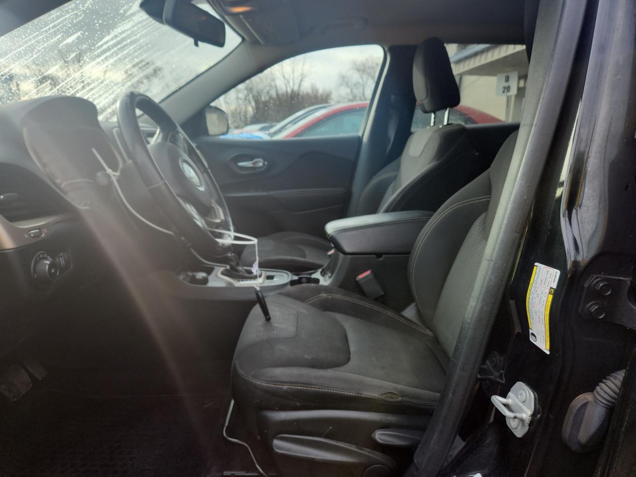 2016 Jeep Cherokee Latitude VIN: 1C4PJMCB9GW300675 Lot: 93145705