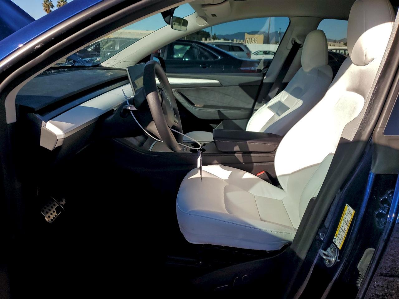 2024 Tesla Model Y VIN: 7SAYGDEEXRF003676 Lot: 94365555