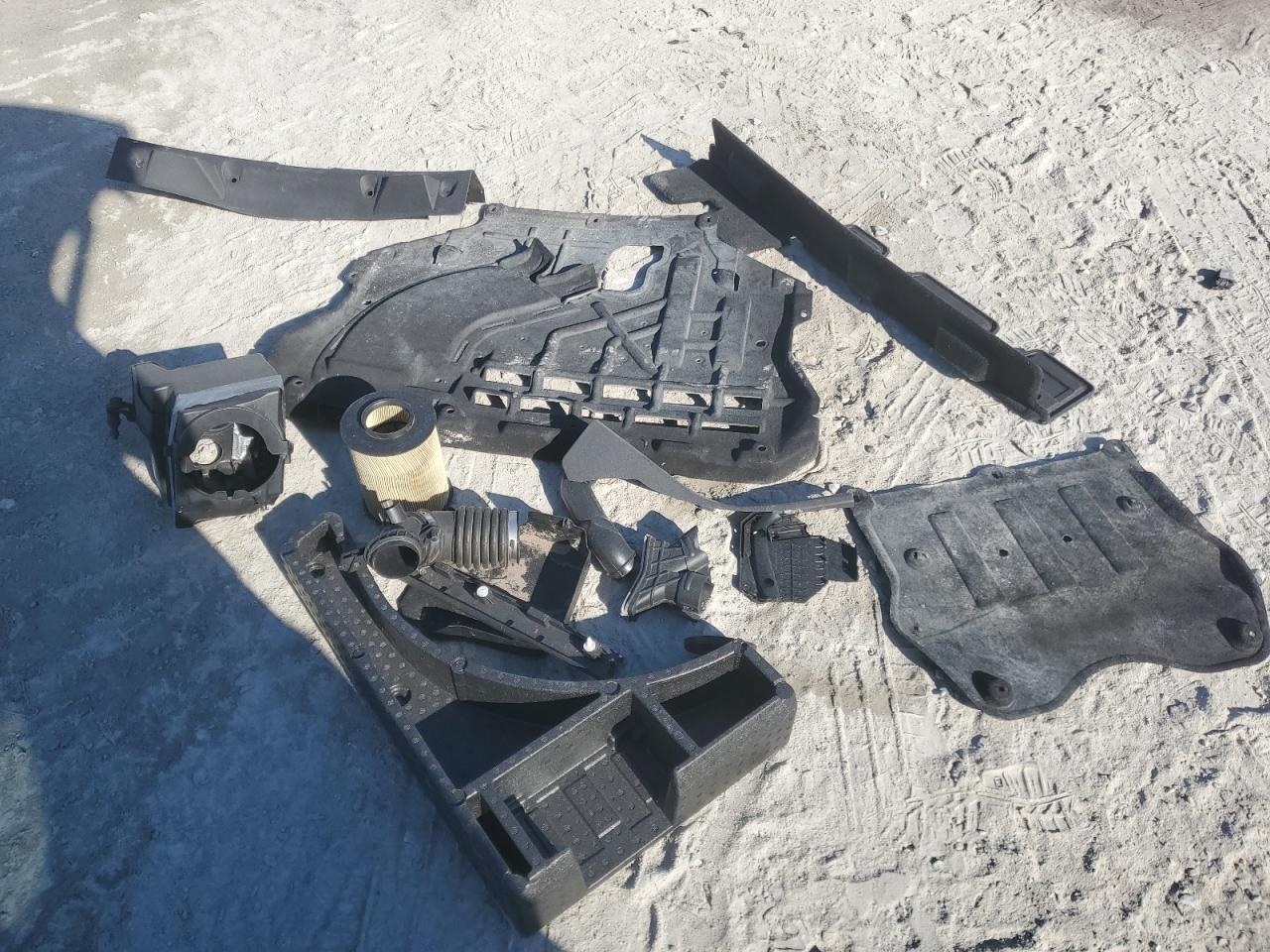 2017 Ford Escape Titanium VIN: 1FMCU0J9XHUE86797 Lot: 93416405