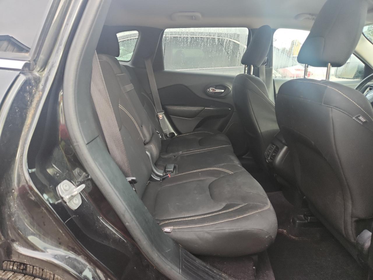 2016 Jeep Cherokee Latitude VIN: 1C4PJMCB9GW300675 Lot: 93145705