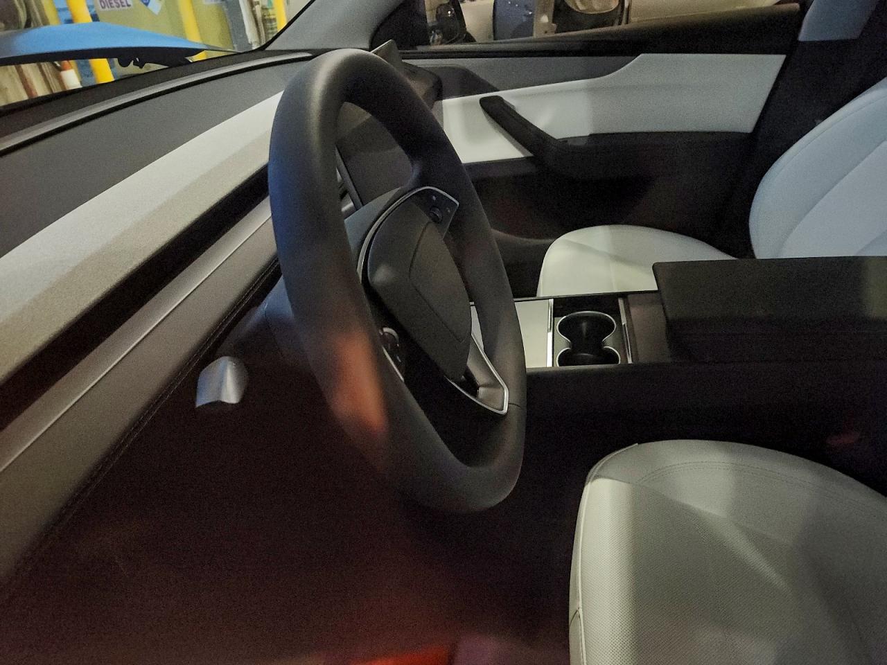 2026 Tesla Model Y VIN: 7SAYGDEE0TF379181 Lot: 93901025