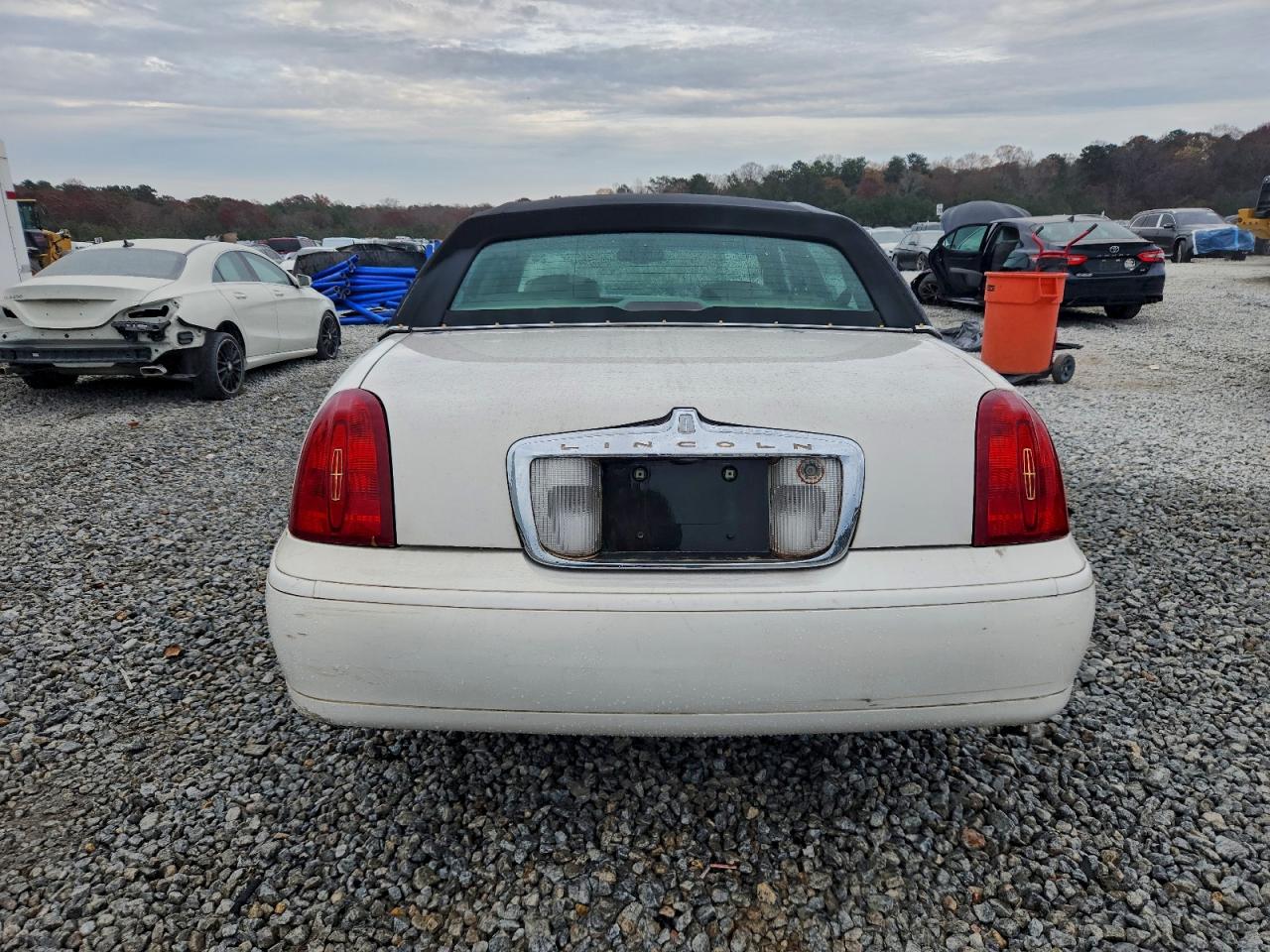 2000 Lincoln Town Car Signature VIN: 1LNHM82W5YY864154 Lot: 93235825