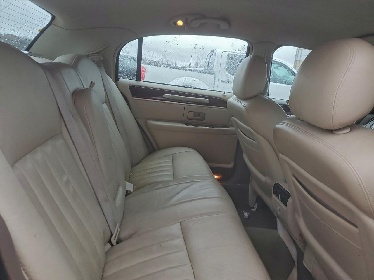 2004 Lincoln Town Car Executive VIN: 1LNHM81W04Y659630 Lot: 93153255