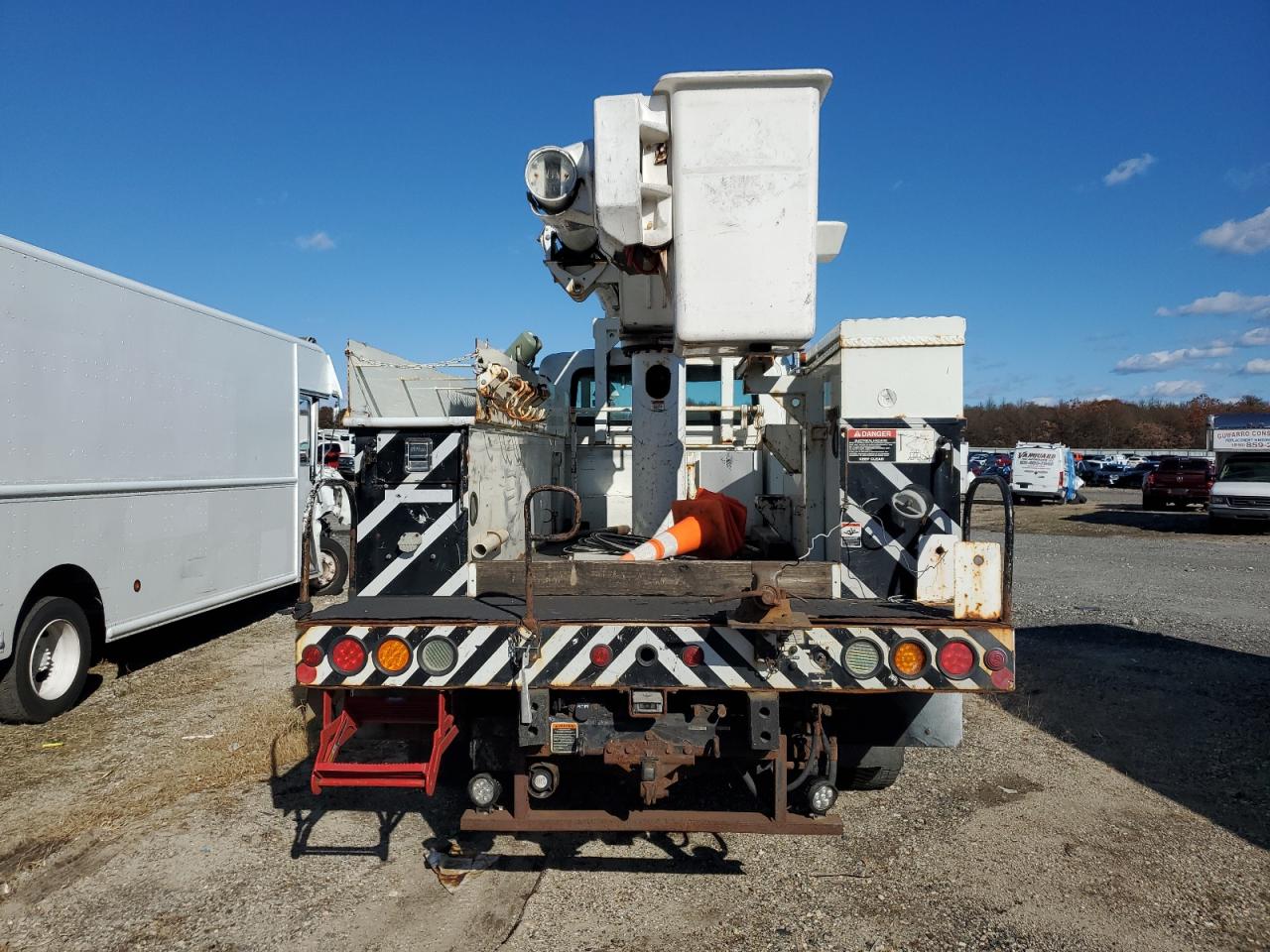 2010 International 4000 4300 - Bucket Truck VIN: 1HTMMAAN0AH250141 Lot: 90760845