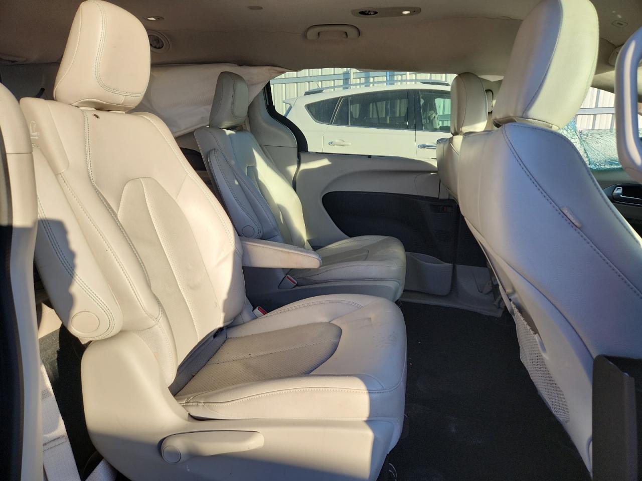 2018 Chrysler Pacifica Hybrid Touring L VIN: 2C4RC1L71JR364951 Lot: 90705465