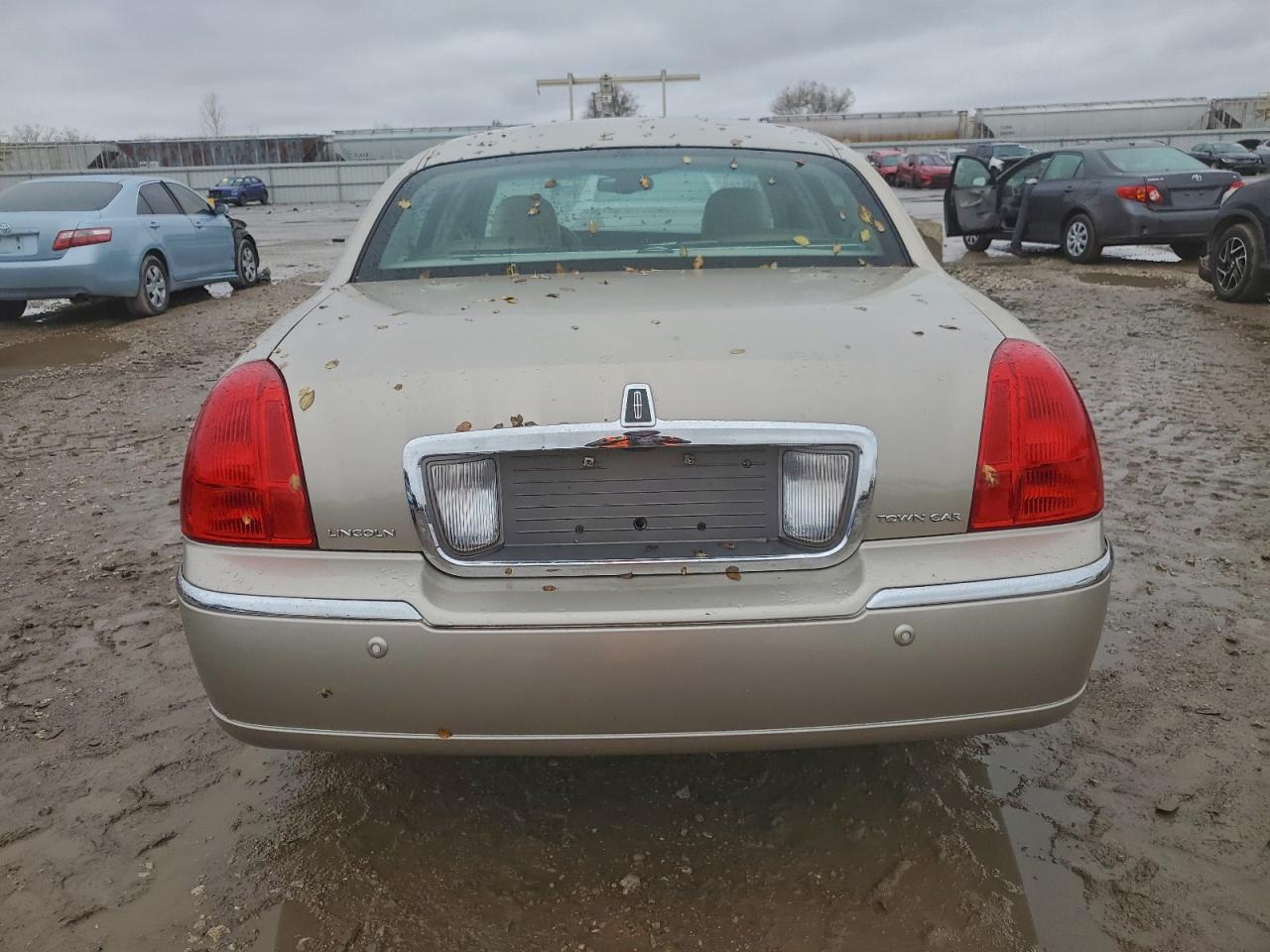 2004 Lincoln Town Car Executive VIN: 1LNHM81W04Y659630 Lot: 93153255