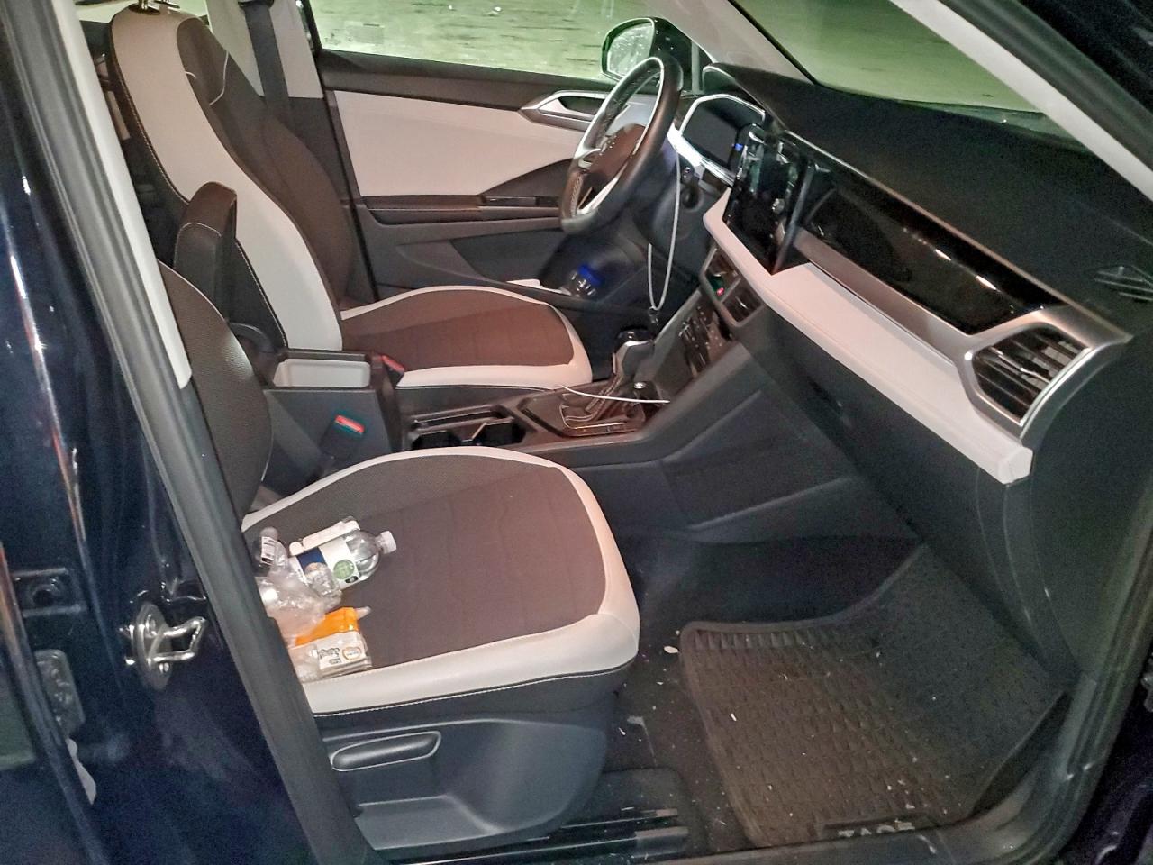 2025 Volkswagen Taos Se VIN: 011782 Lot: 94814775