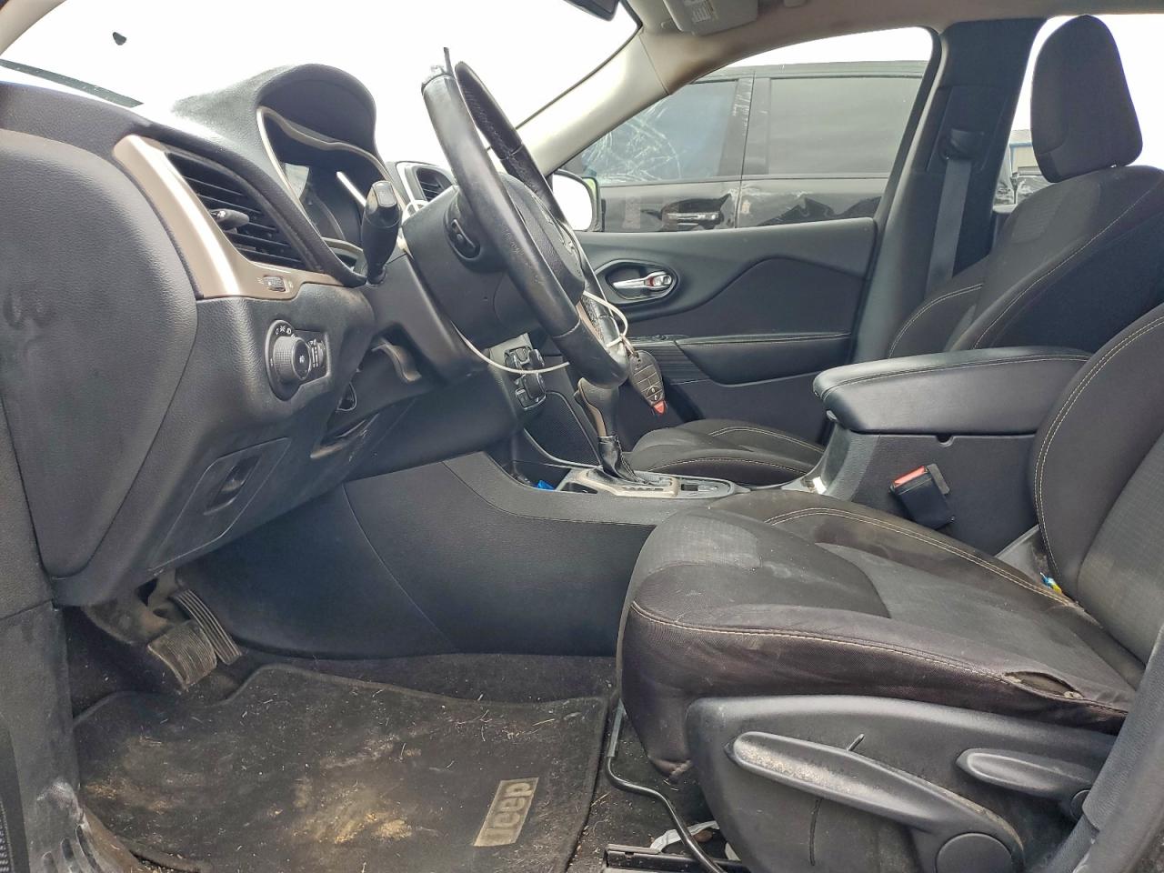 2015 Jeep Cherokee Latitude VIN: 1C4PJLCB1FW676781 Lot: 94166355