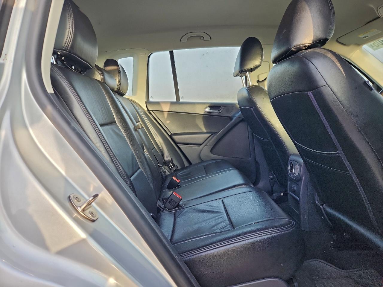 2017 Volkswagen Tiguan S VIN: WVGAV7AX8HK053812 Lot: 93232305