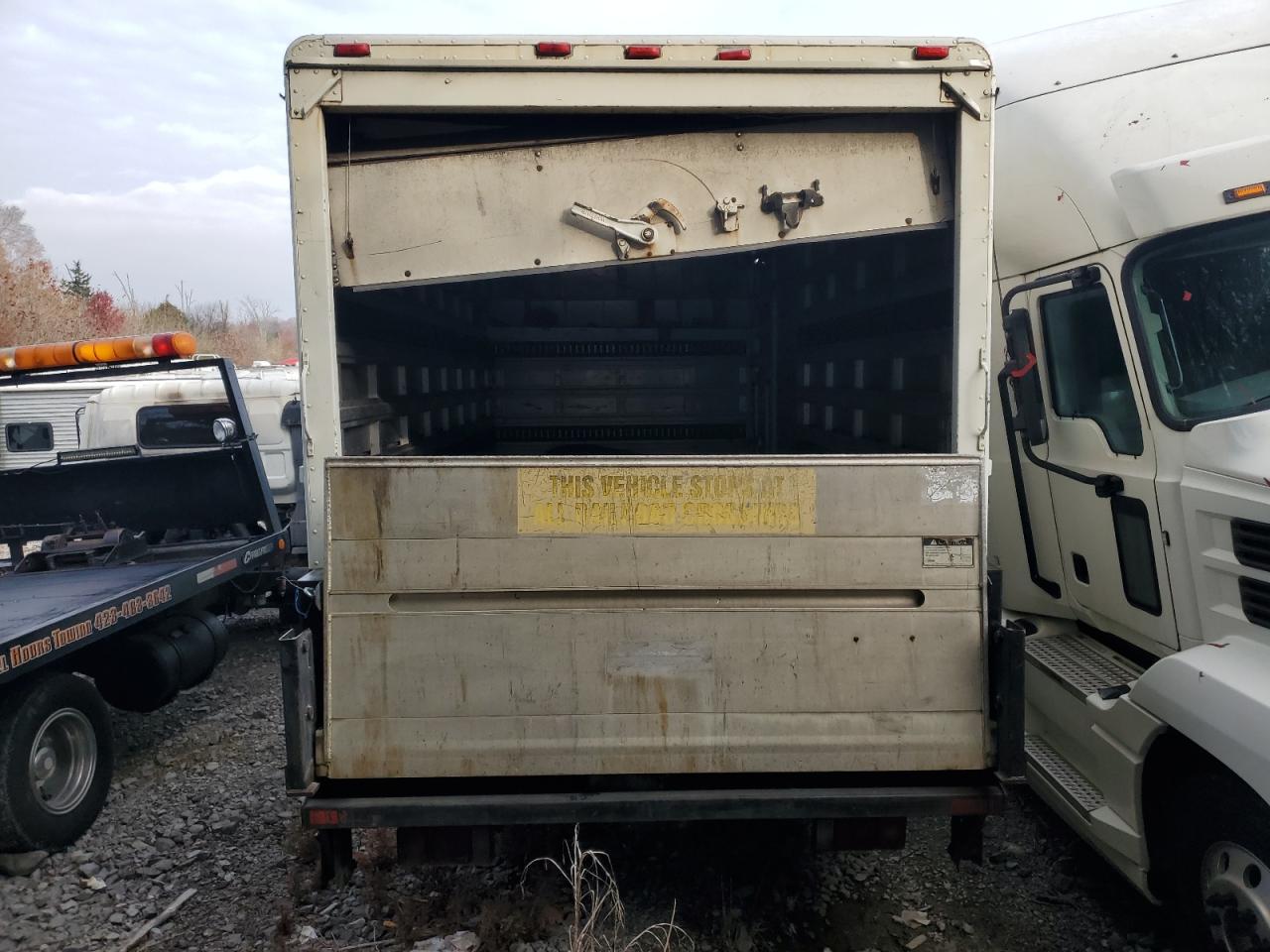 2002 Isuzu Nqr Box Truck VIN: JALE5B14527901572 Lot: 92935855