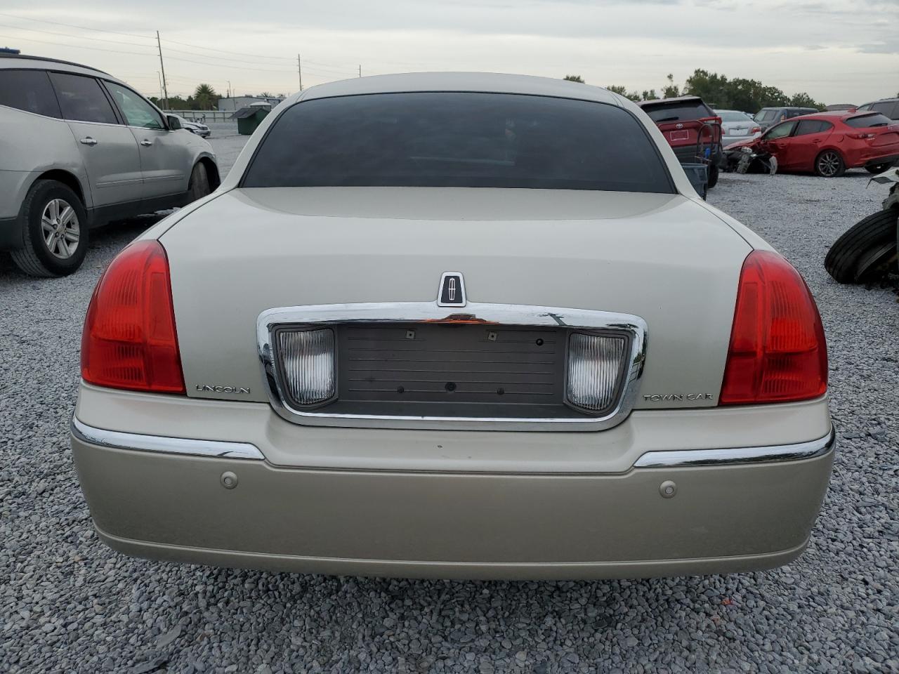 2005 Lincoln Town Car Signature Limited VIN: 1LNHM82W05Y627941 Lot: 91722155