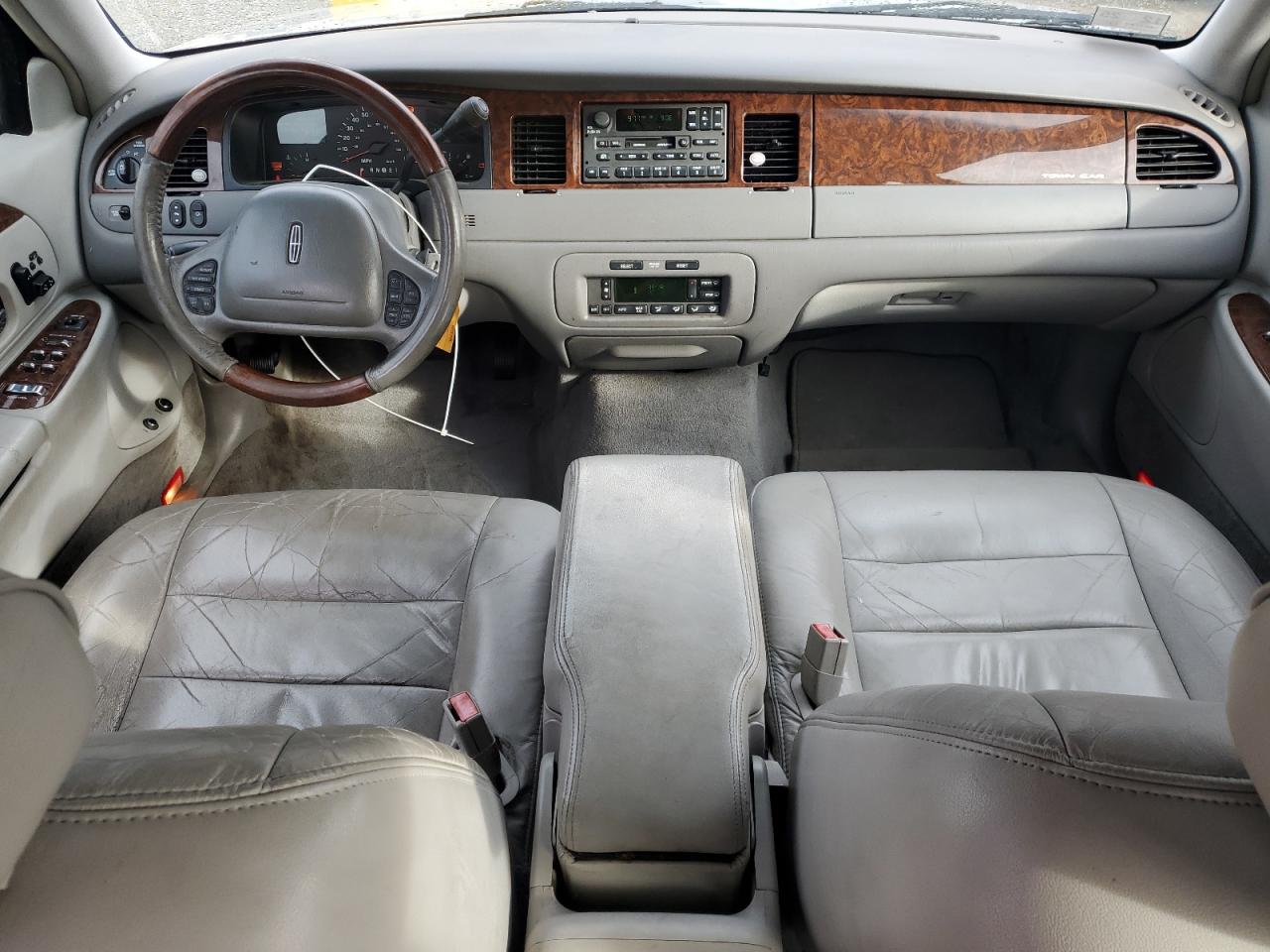 2001 Lincoln Town Car Signature VIN: 1LNHM82W31Y729695 Lot: 90864415