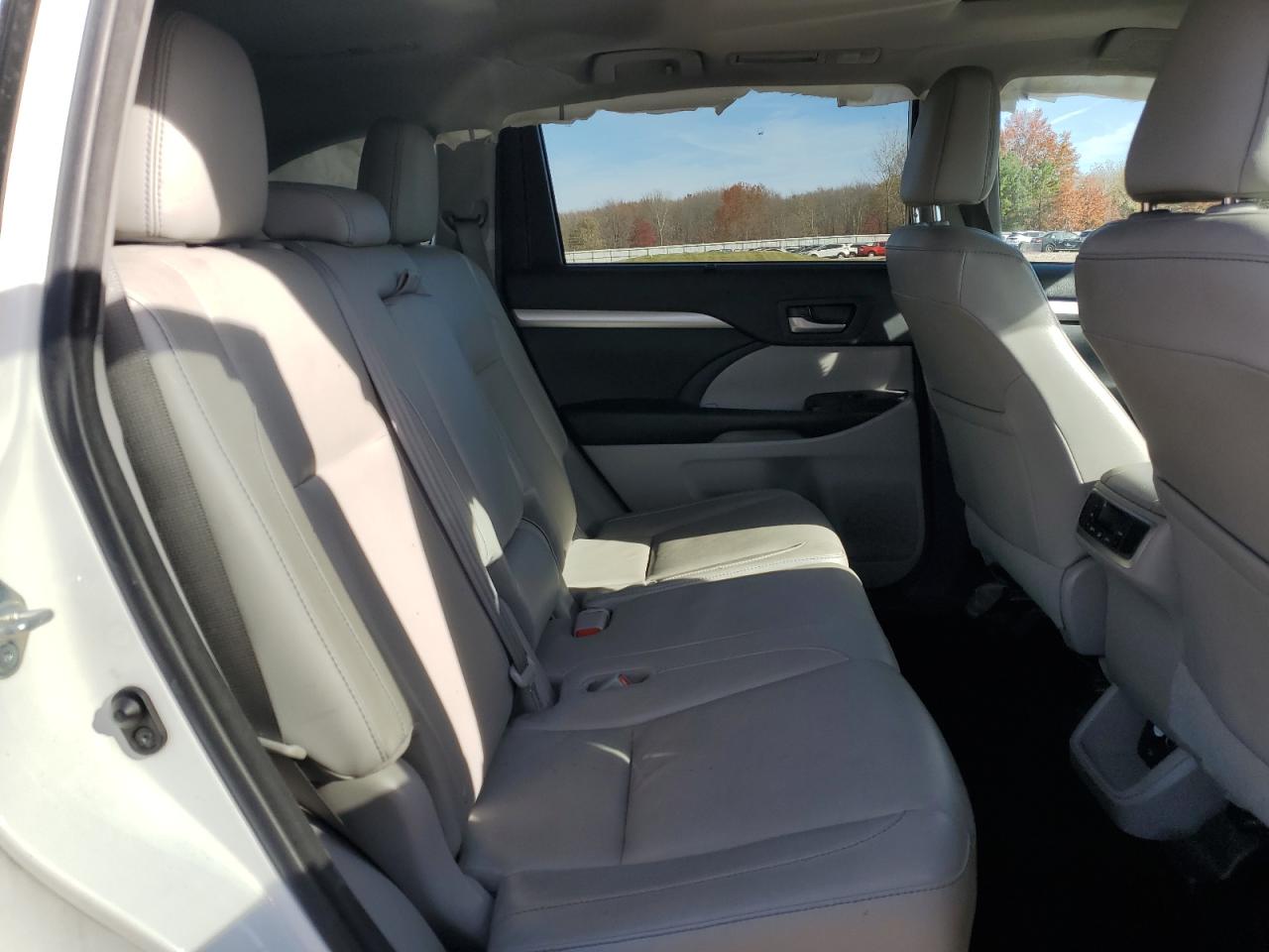 2016 Toyota Highlander Xle VIN: 5TDJKRFH5GS352420 Lot: 91933155