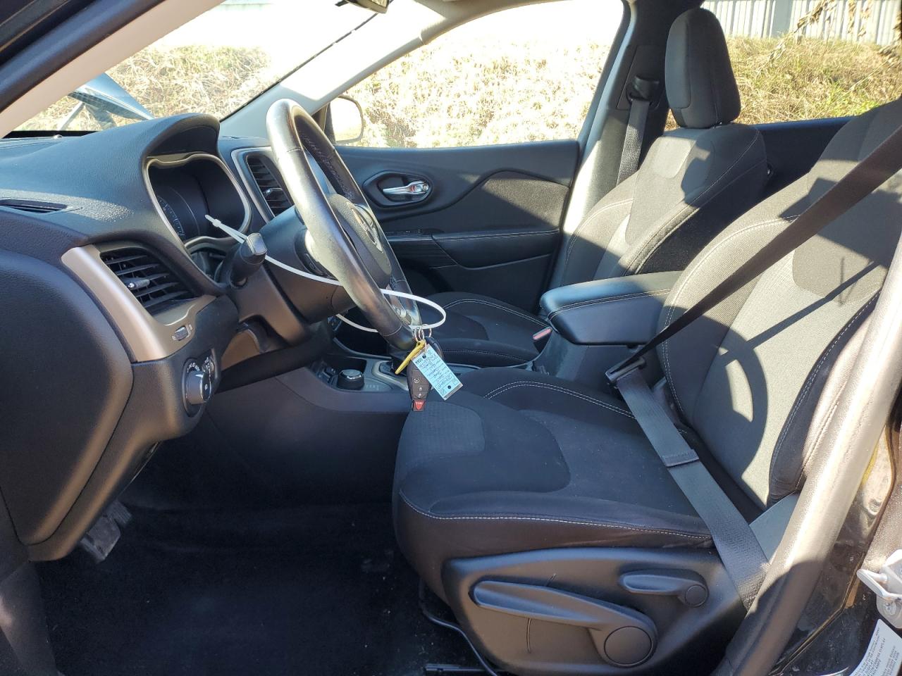 2015 Jeep Cherokee Latitude VIN: 1C4PJMCB8FW513132 Lot: 92515065