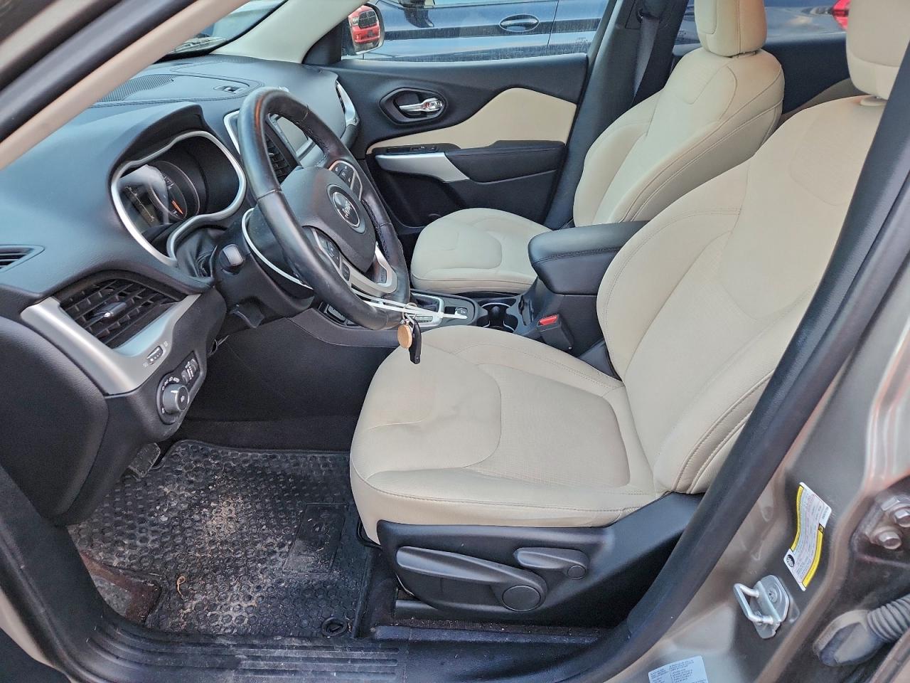 2017 Jeep Cherokee Latitude VIN: 1C4PJLCB3HW574739 Lot: 92698725