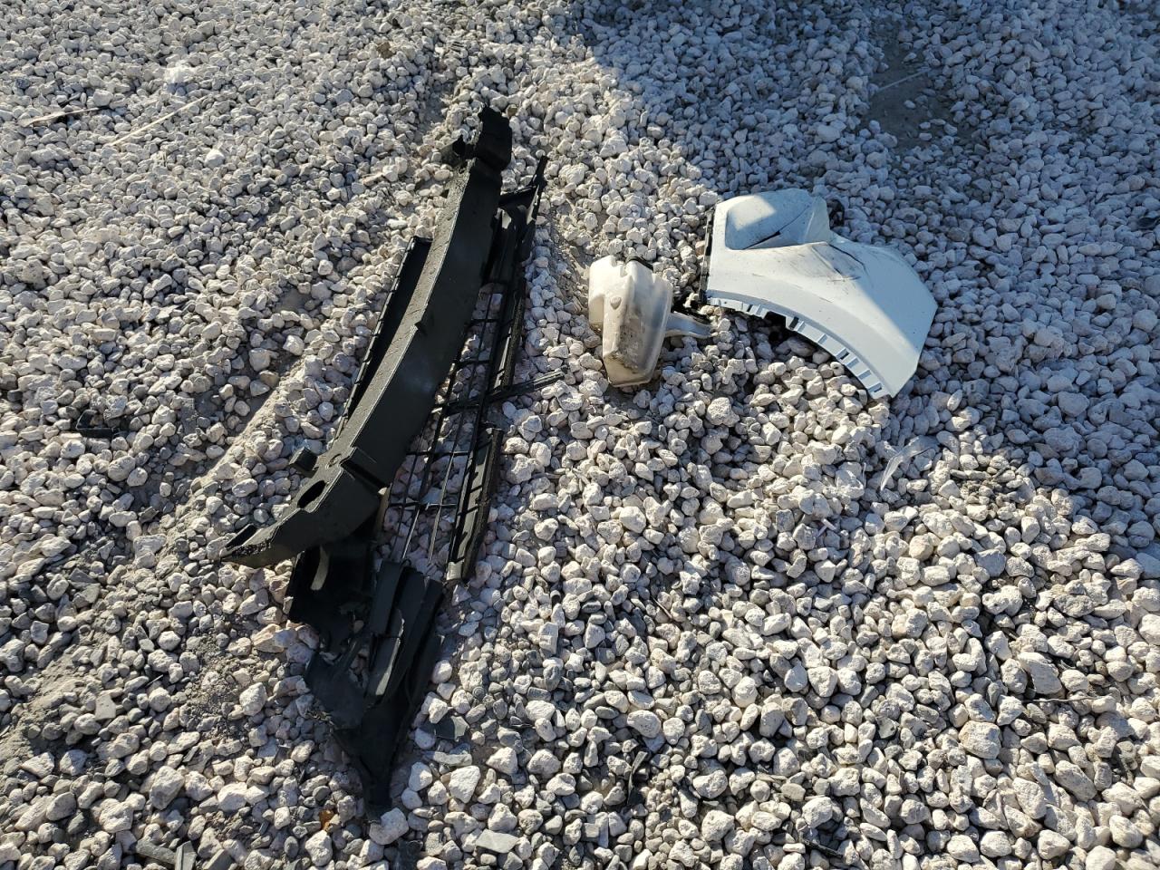 2017 Toyota Rav4 Le VIN: JTMZFREV9HJ140018 Lot: 93187465