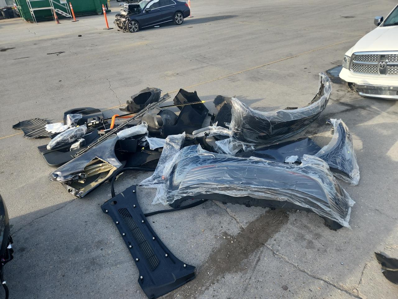 2024 Tesla Model Y VIN: 7SAYGDEE3RF013711 Lot: 92121115