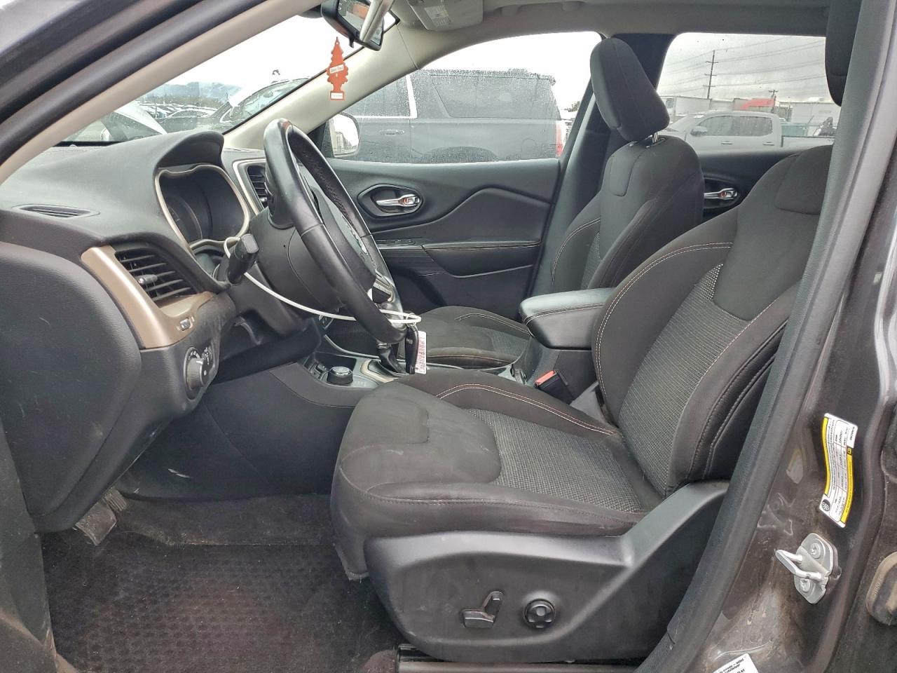 2016 Jeep Cherokee Latitude VIN: 1C4PJMCS0GW268618 Lot: 92758875