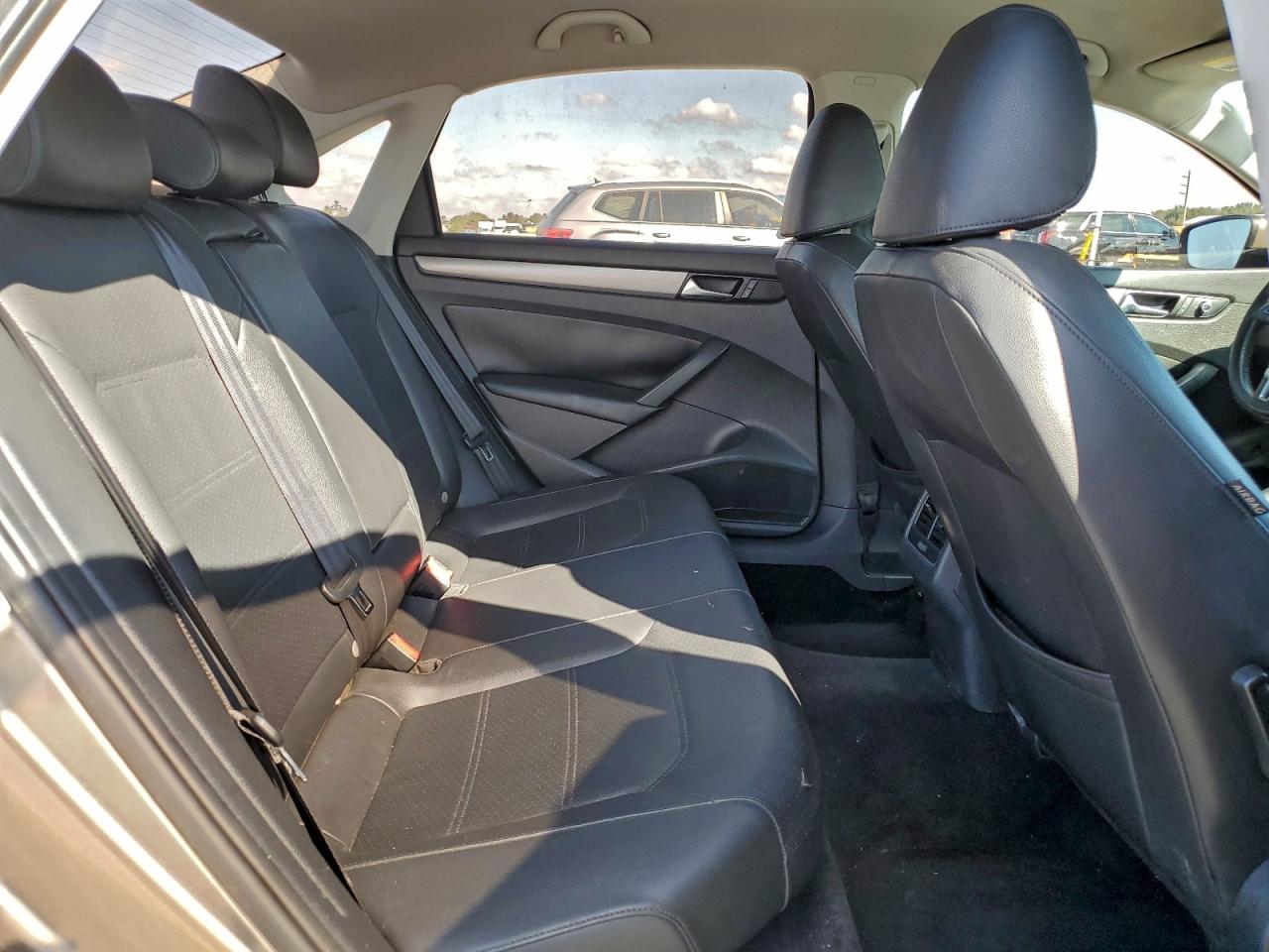 2015 Volkswagen Passat Se VIN: 1VWBS7A37FC015992 Lot: 93832365