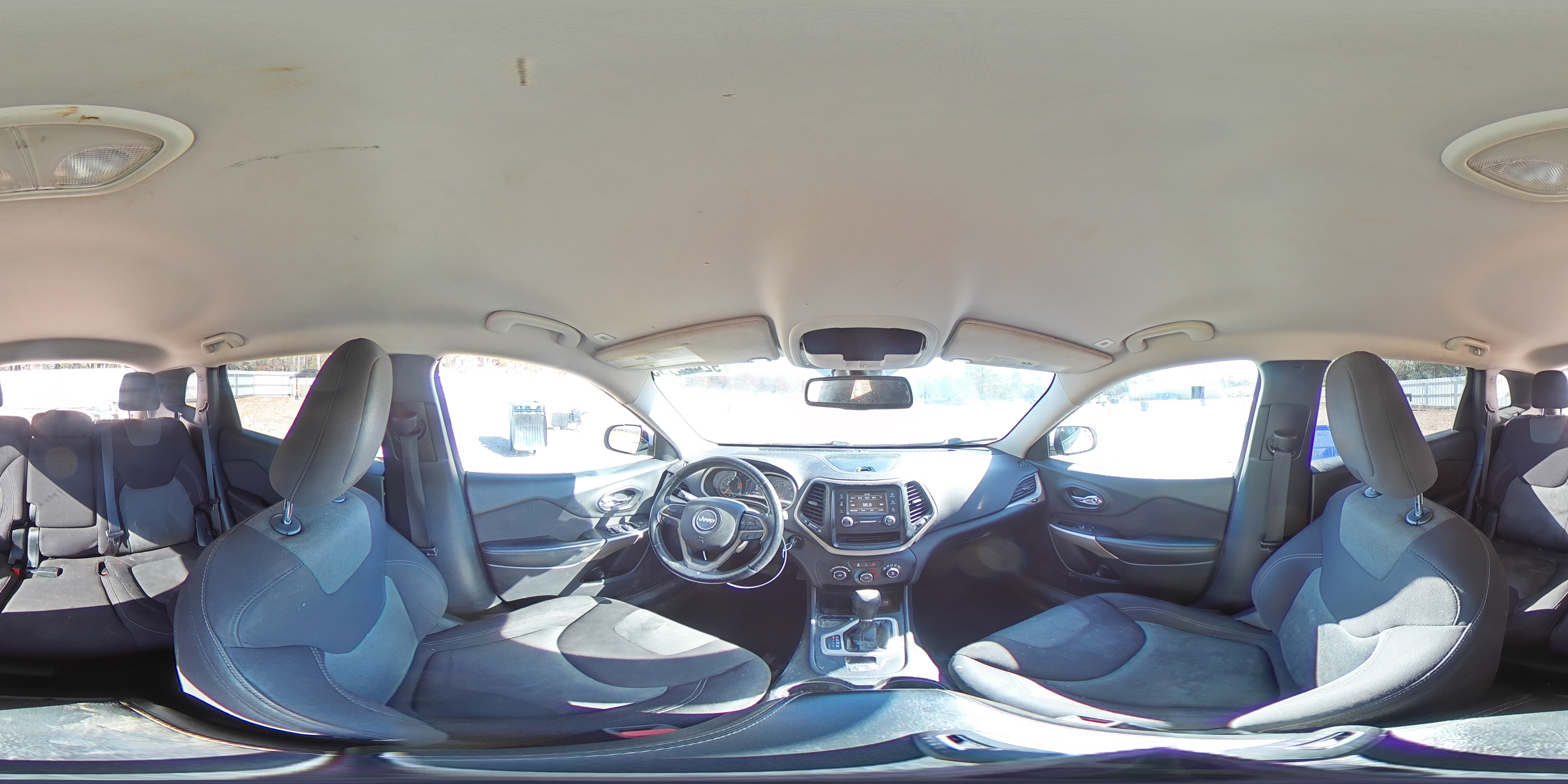 2018 Jeep Cherokee Latitude VIN: 1C4PJLCB0JD573999 Lot: 92042195