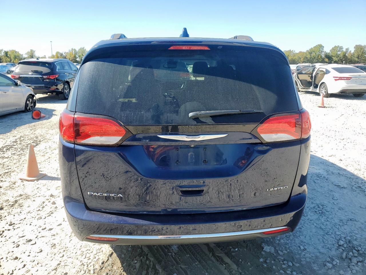 2017 Chrysler Pacifica Limited VIN: 2C4RC1GG0HR647569 Lot: 92217415