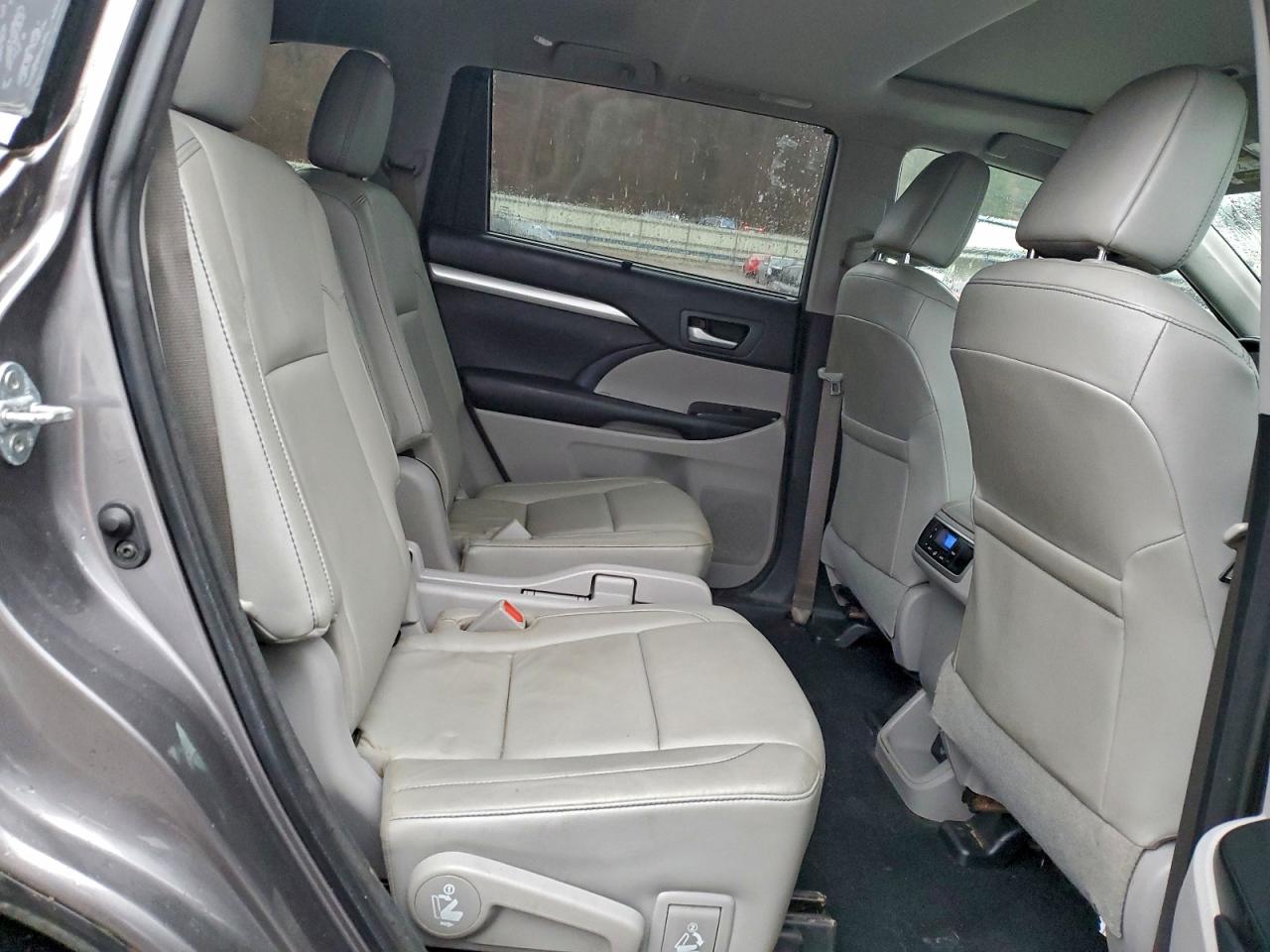 2018 Toyota Highlander Se VIN: 5TDJZRFH1JS555601 Lot: 94289625