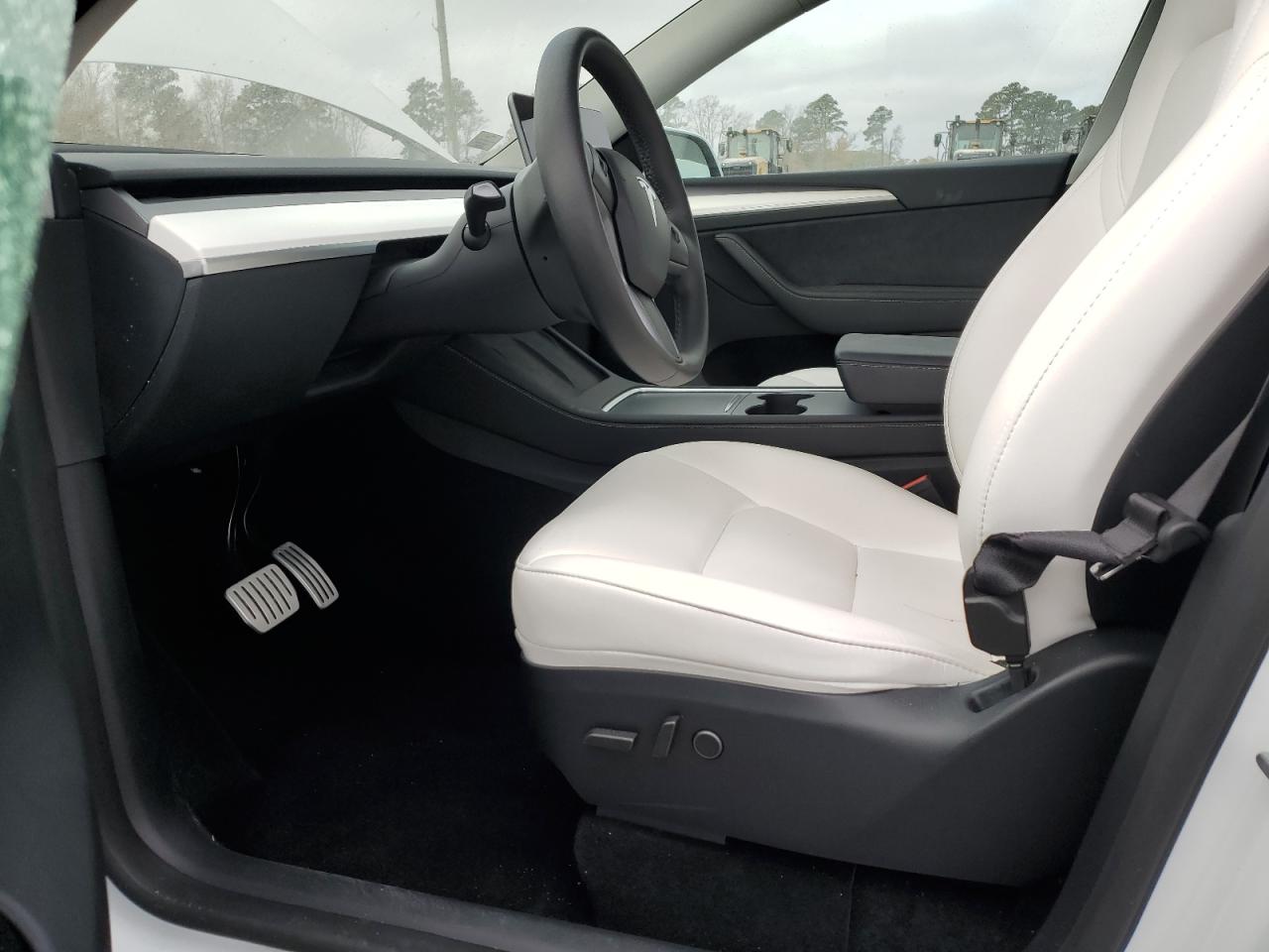 2024 Tesla Model Y VIN: 7SAYGDEF2RF040813 Lot: 93454935