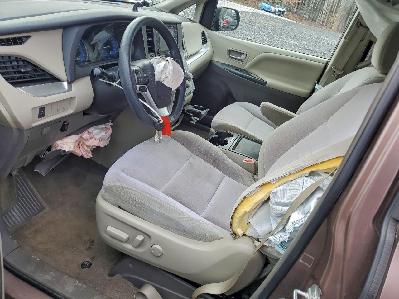 2018 Toyota Sienna Le VIN: 5TDJZ3DC6JS206809 Lot: 92992355