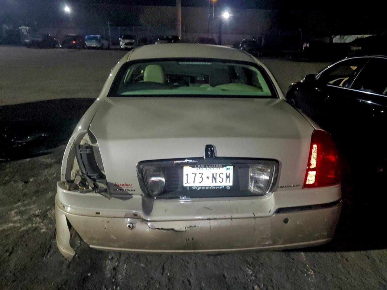 2005 Lincoln Town Car S VIN: 626528 Lot: 94601145