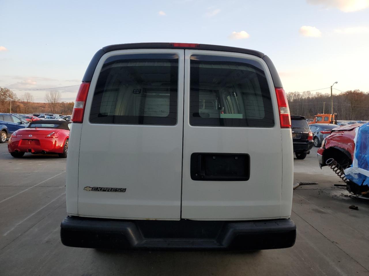 2018 Chevrolet Express G2500 Delivery Van VIN: 1GCWGAFP0J1324075 Lot: 93134255