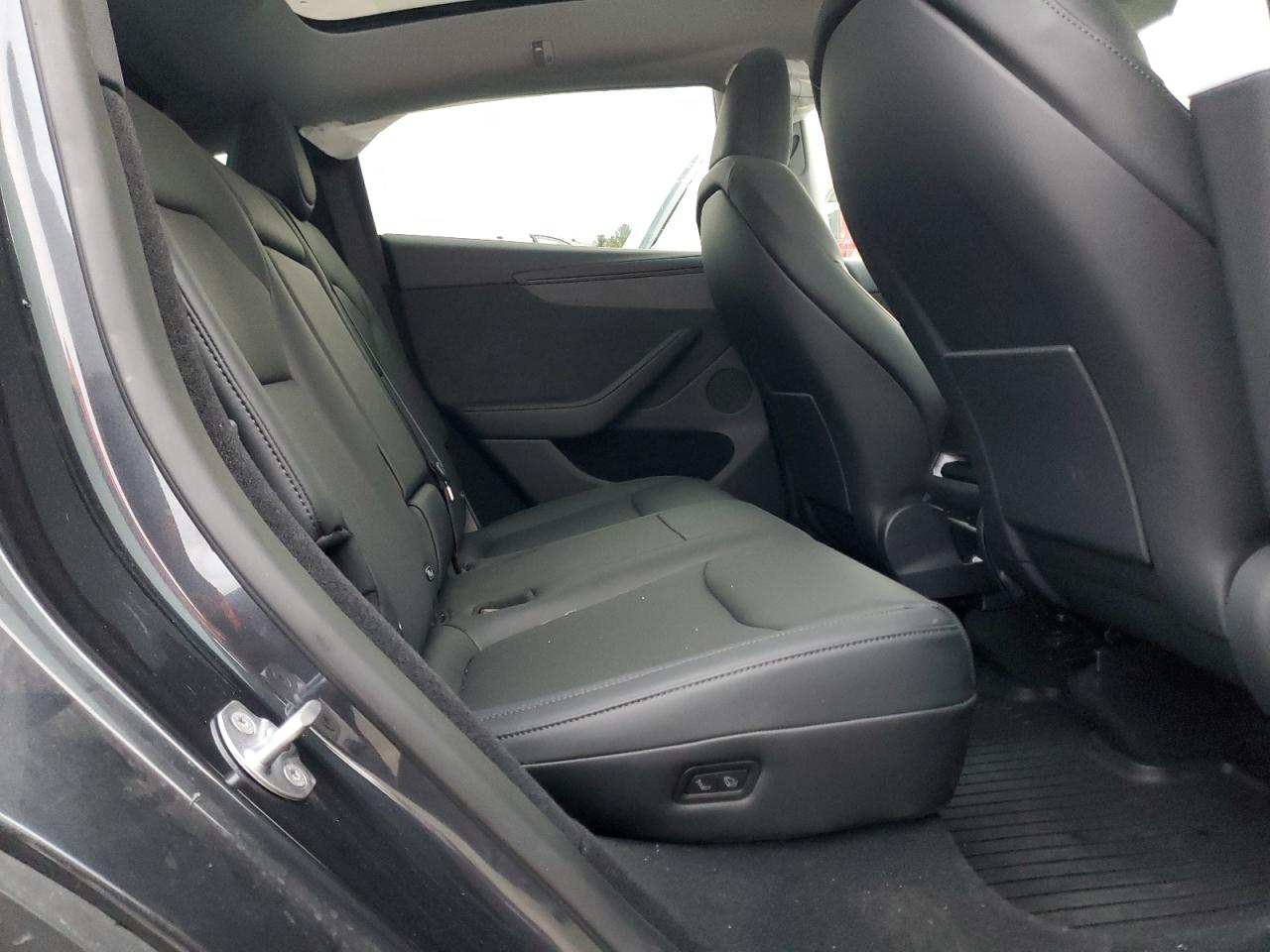 2026 Tesla Model Y VIN: 7SAYGDEE1TF361532 Lot: 93404185