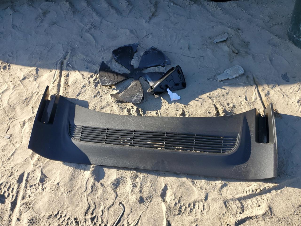 2026 Tesla Model Y VIN: 7SAYGDEE2TF338051 Lot: 92459685