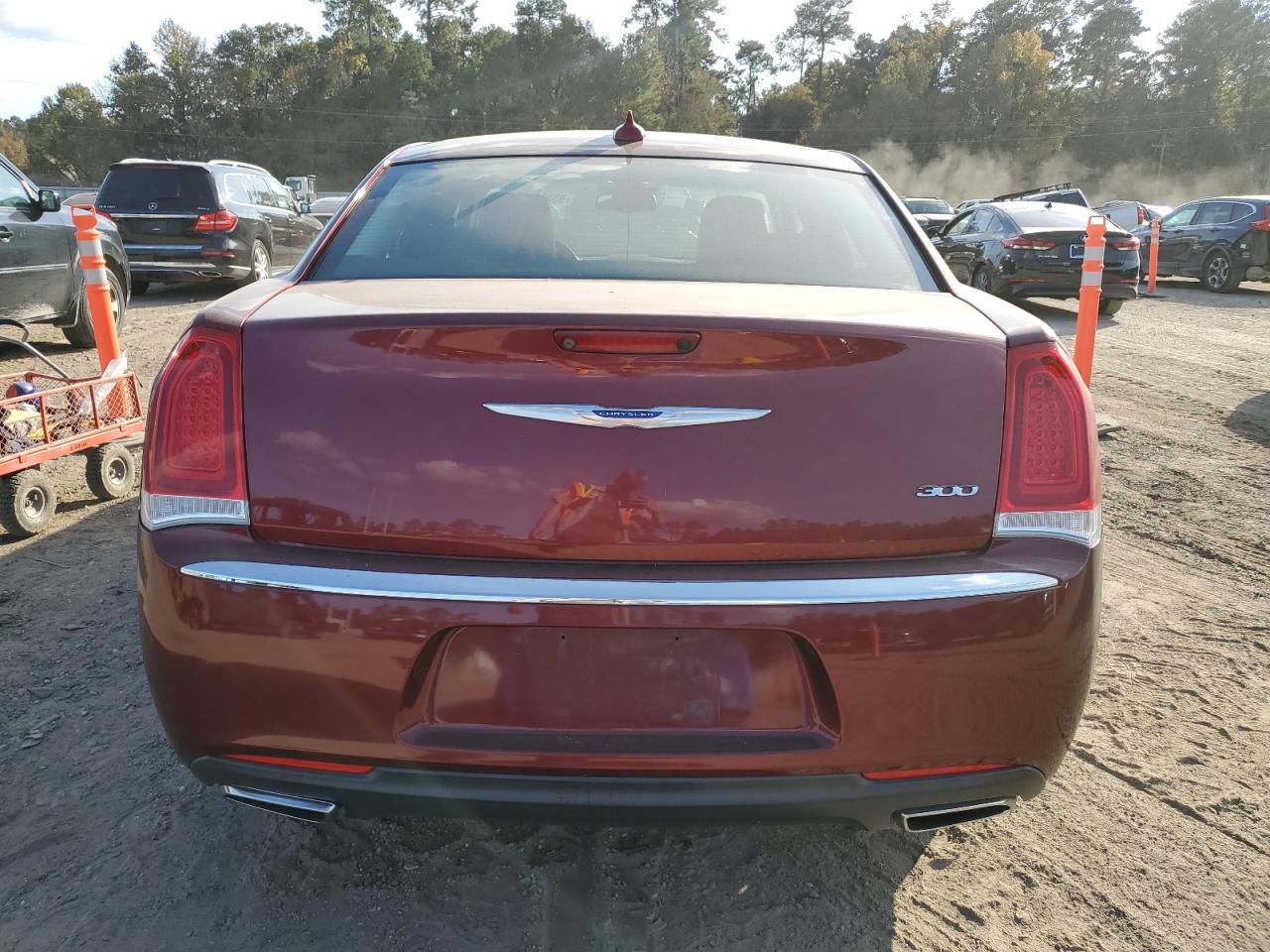 2019 Chrysler 300 Limited VIN: 2C3CCAEG0KH585827 Lot: 93584765