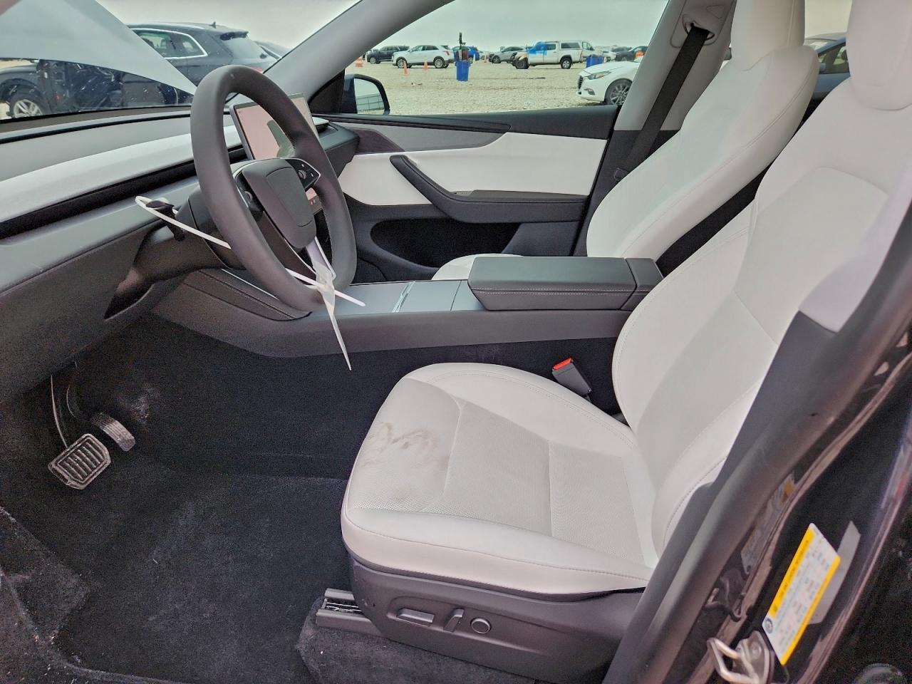 2026 Tesla Model Y VIN: 7SAYGDEE1TA465788 Lot: 93012735