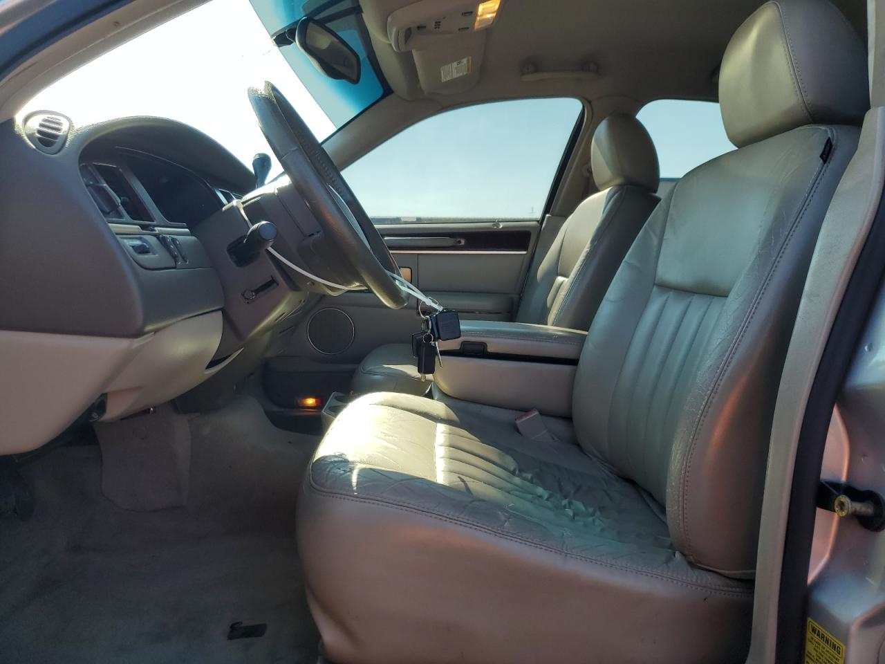 2005 Lincoln Town Car Signature VIN: 1LNHM81W05Y638696 Lot: 92829755