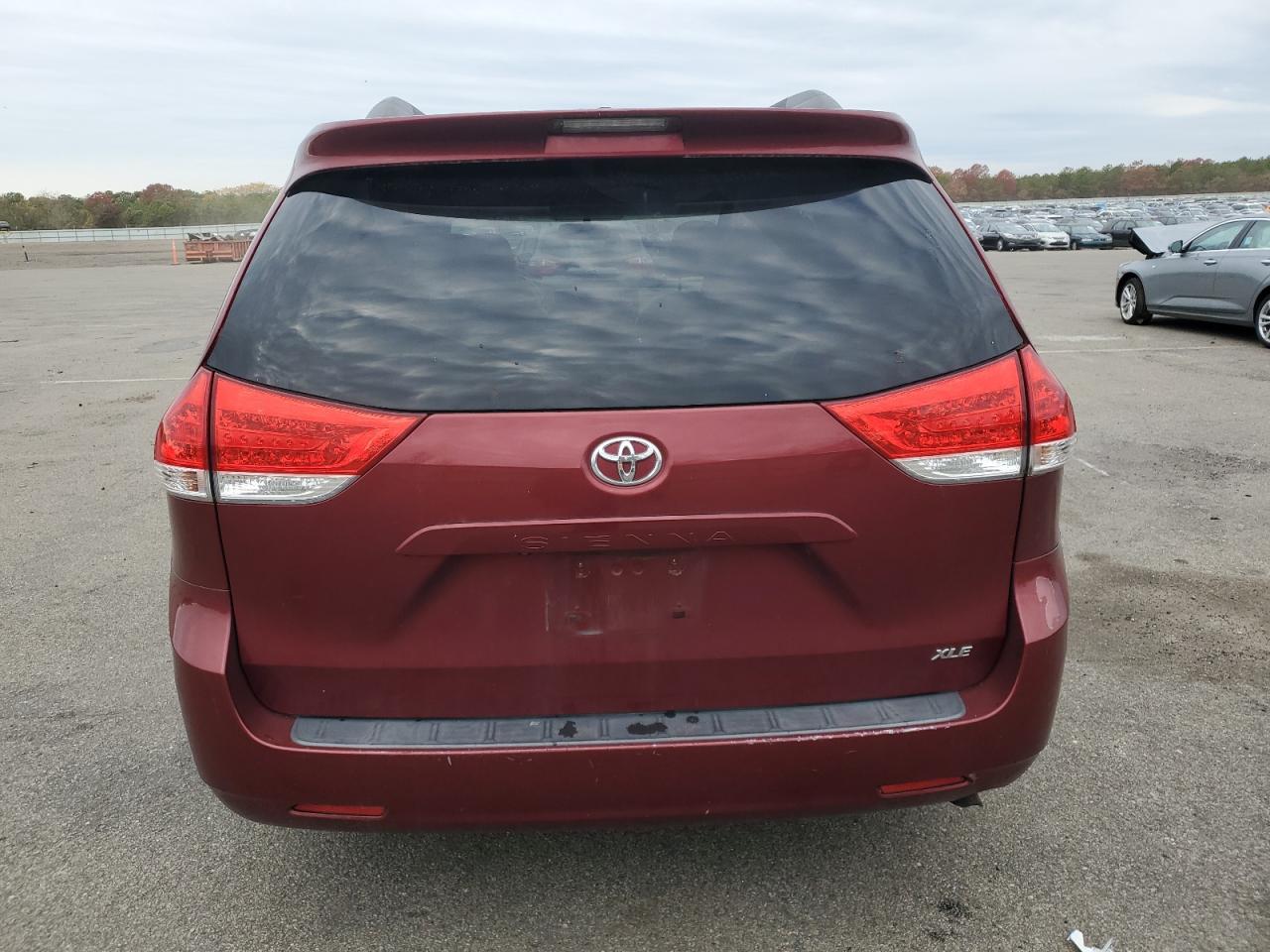 2011 Toyota Sienna Xle VIN: 5TDYK3DC8BS136489 Lot: 85425445