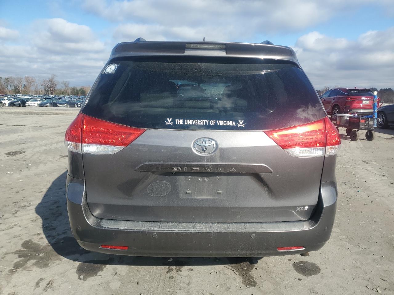 2011 Toyota Sienna Xle VIN: 5TDYK3DCXBS105793 Lot: 93323225