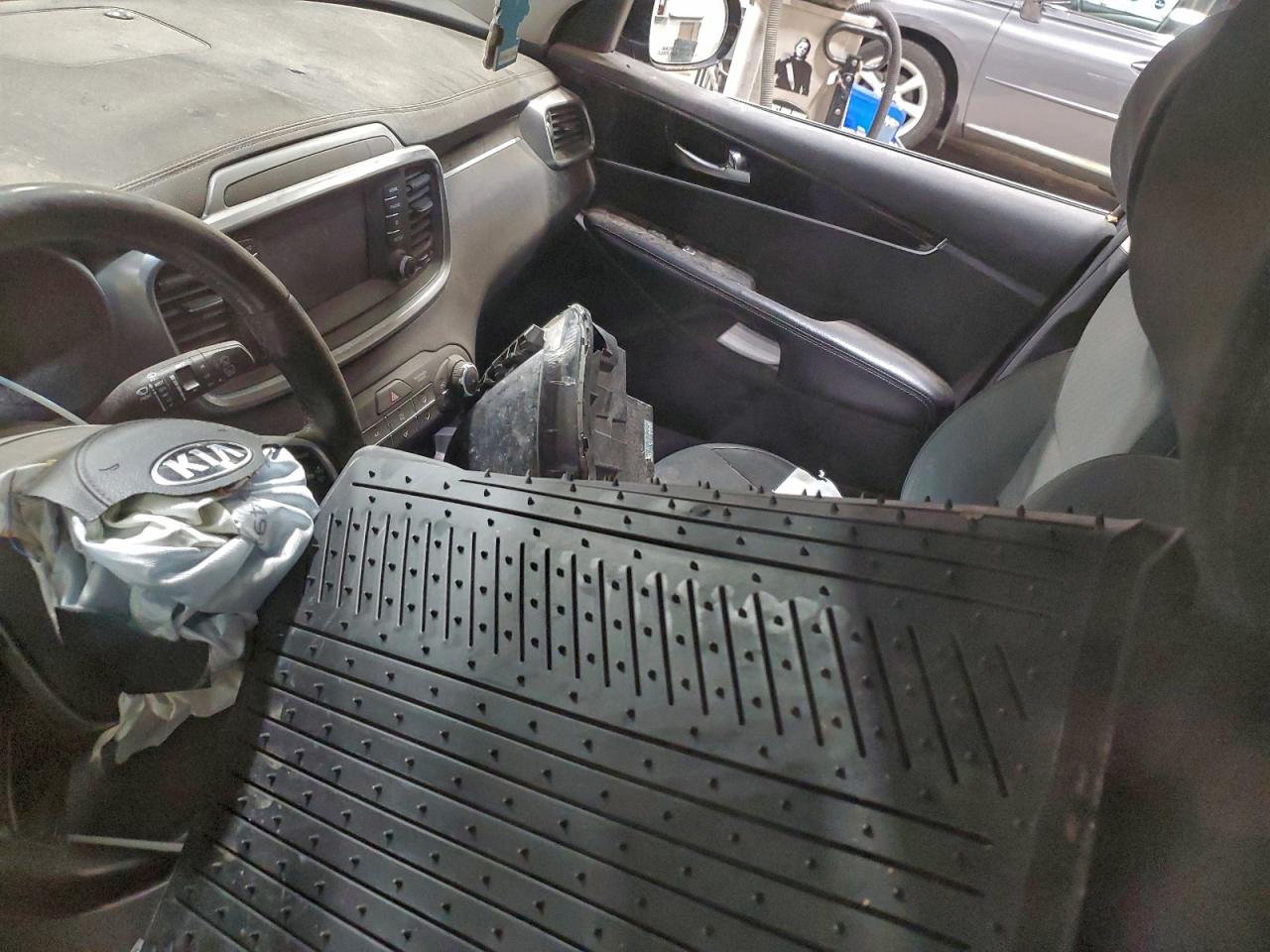 2019 Kia Sorento L VIN: 5XYPGDA30KG502207 Lot: 94445845