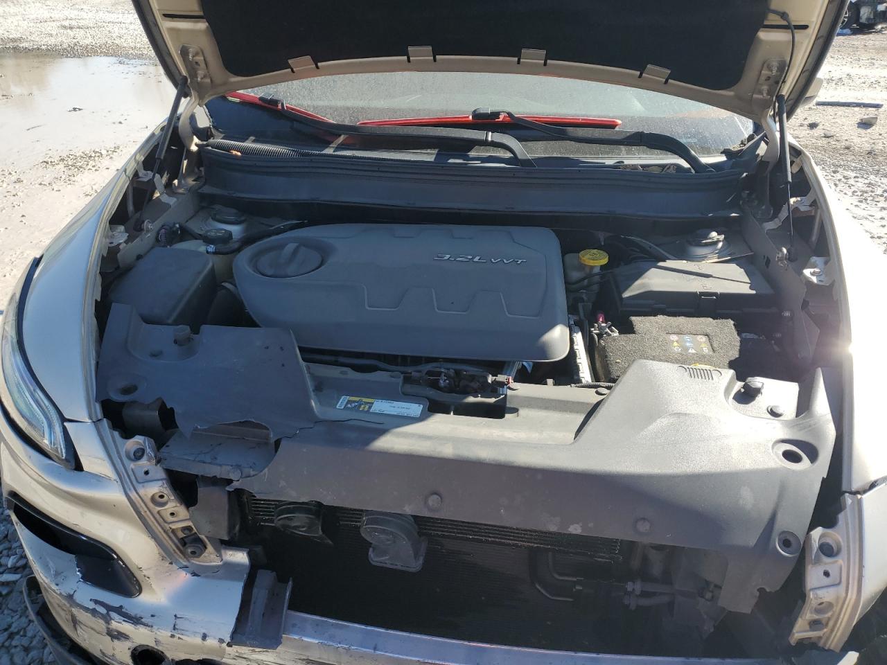 2014 Jeep Cherokee Latitude VIN: 1C4PJMCS5EW184209 Lot: 90467375