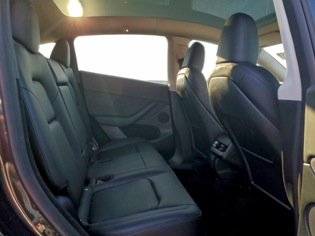 2024 Tesla Model Y VIN: 7SAYGDEE1RF181055 Lot: 94156595