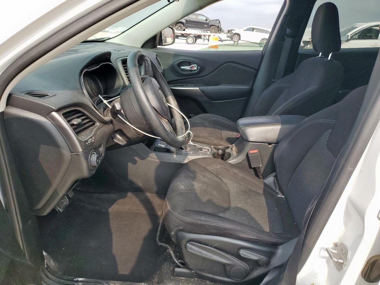 2019 Jeep Cherokee Latitude VIN: 1C4PJLCBXKD326541 Lot: 93253775