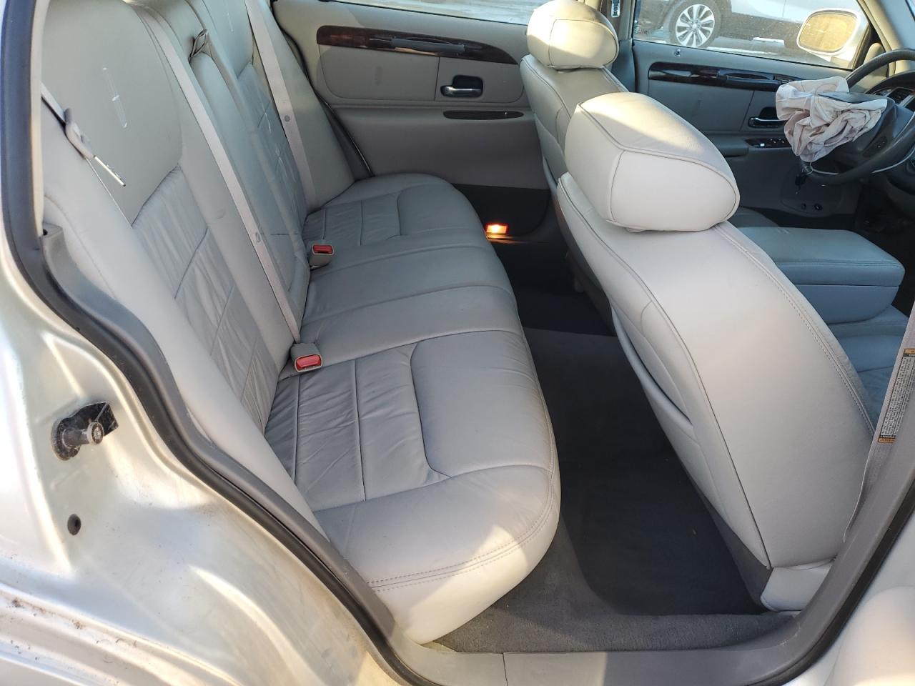 1998 Lincoln Town Car Signature VIN: 1LNFM82W4WY683955 Lot: 92408325