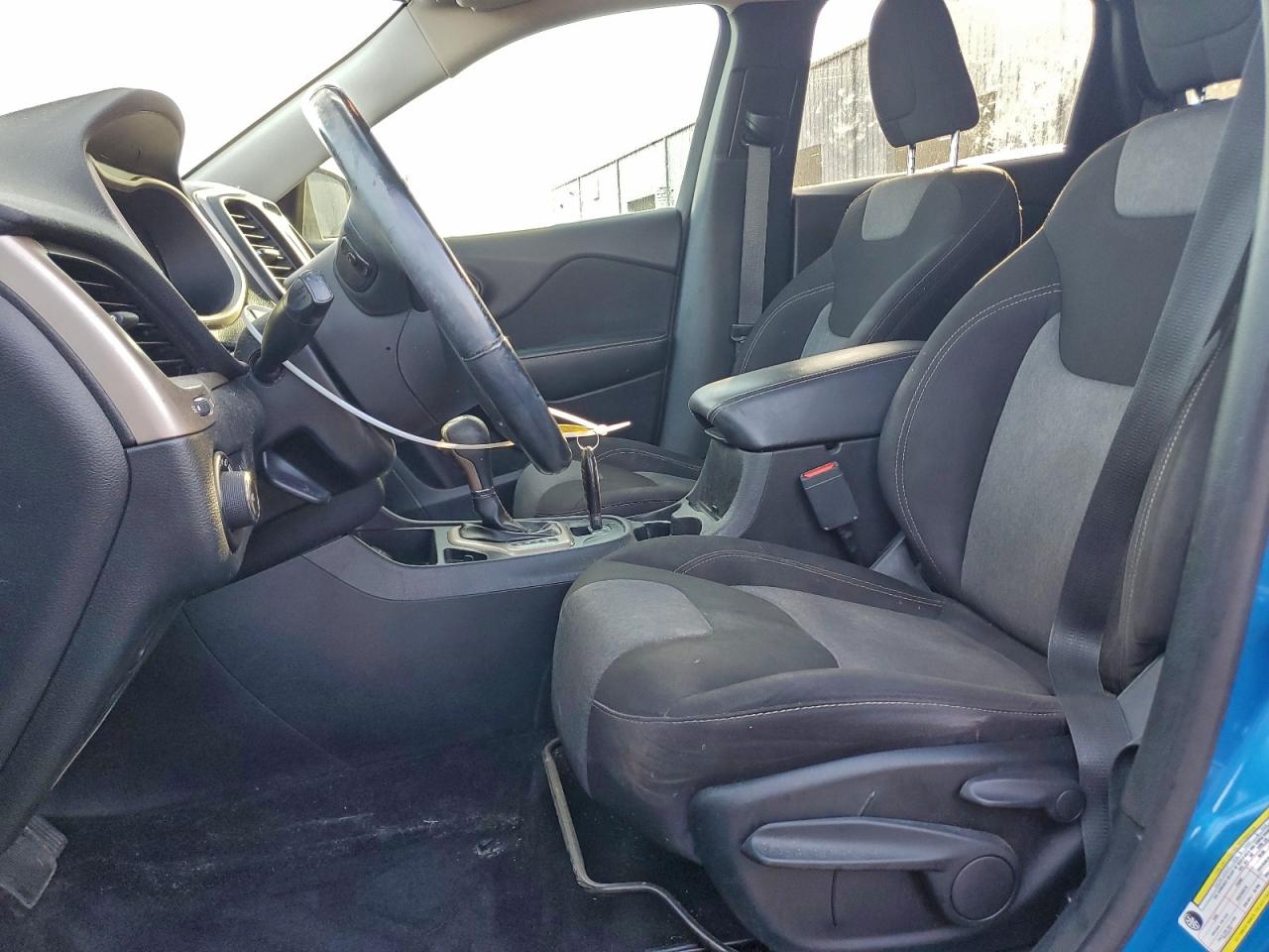 2018 Jeep Cherokee Latitude VIN: 1C4PJLCX5JD577557 Lot: 93675545