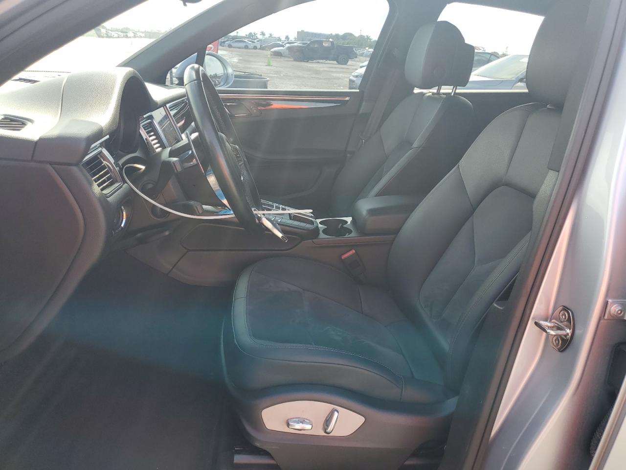 2017 Porsche Macan VIN: WP1AA2A57HLB05991 Lot: 92061955